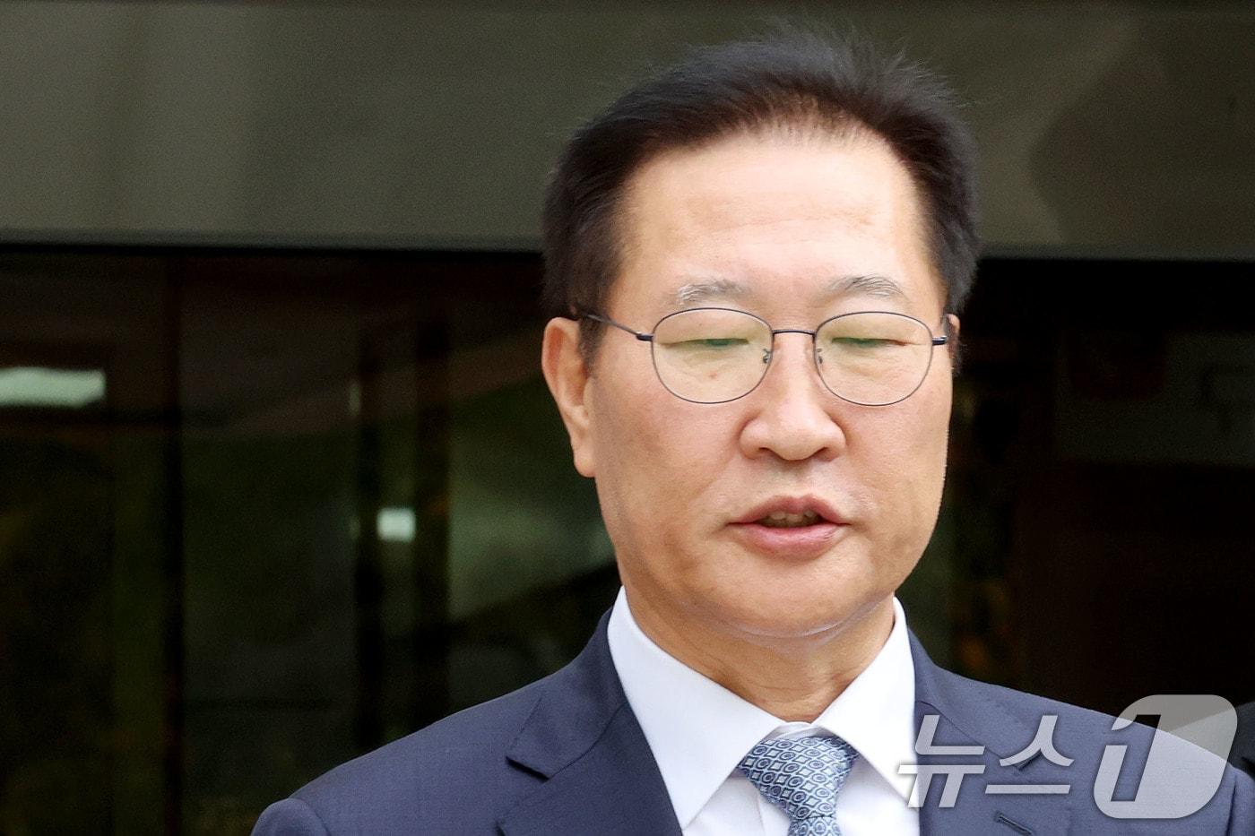 윤석열 전 대통령의 비상 계엄 선포에 가담한 혐의를 받는 박성재 전 법무부장관이 14일 오후 서울 서초구 서울중앙지방법원에서 구속 전 피의자심문&#40;영장실질심사&#41;을 마치고 이동하고 있다. 2025.10.14/뉴스1 ⓒ News1 이광호 기자