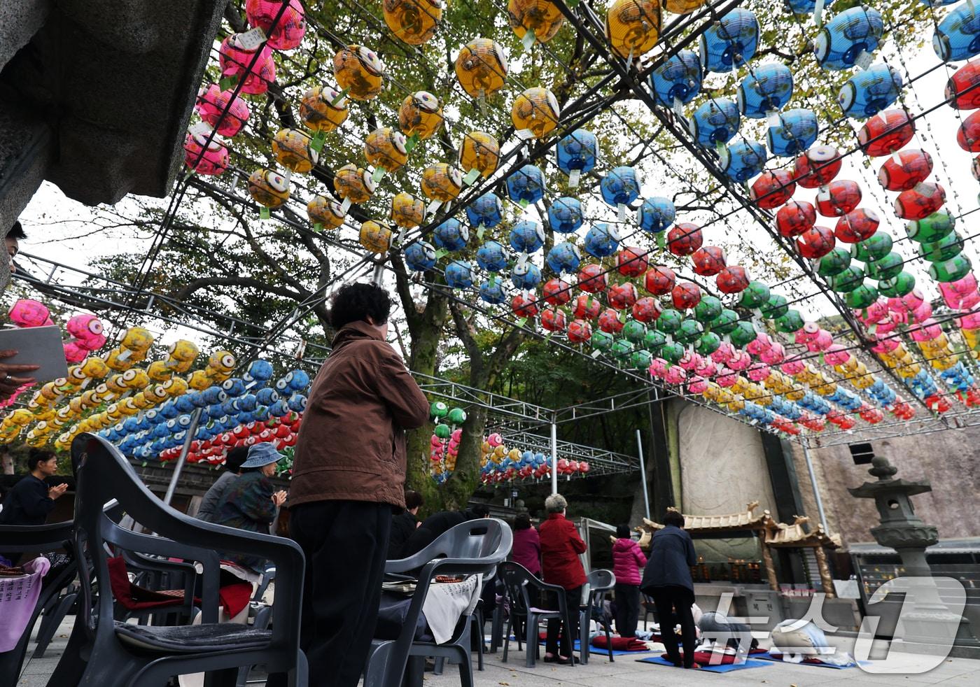 2026학년도 대학수학능력시험을 30일 앞둔 14일 오후 서울 강북구 삼각산 도선사에서 학부모들이 불자들이 자녀의 학업 성취를 기원하며 기도하고 있다. 2025.10.14/뉴스1 ⓒ News1 황기선 기자