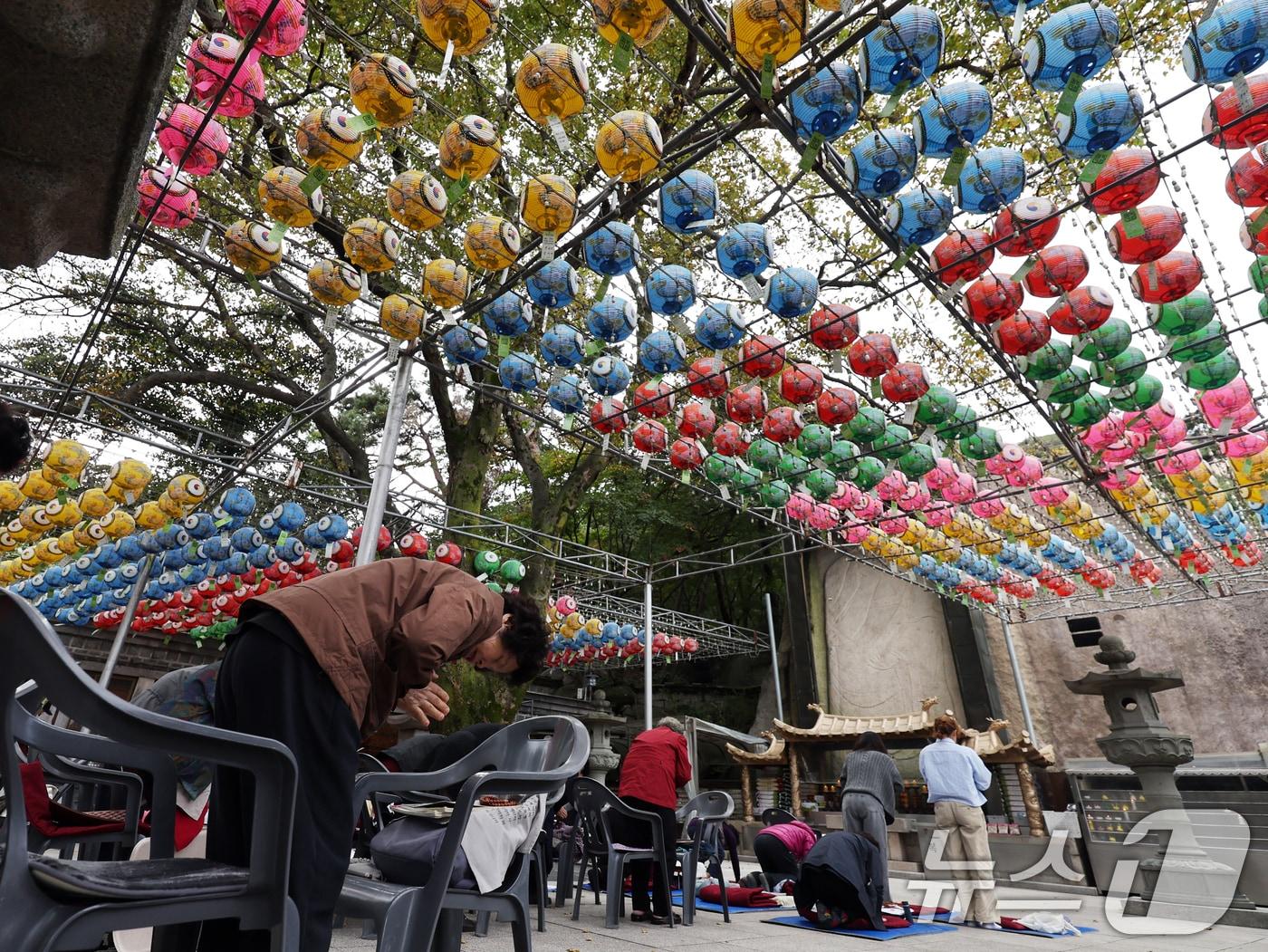 본문 이미지 - 2026학년도 대학수학능력시험을 30일 앞둔 14일 오후 서울 강북구 삼각산 도선사에서 학부모들이 불자들이 자녀의 학업 성취를 기원하며 기도하고 있다. 2025.10.14/뉴스1 ⓒ News1 황기선 기자