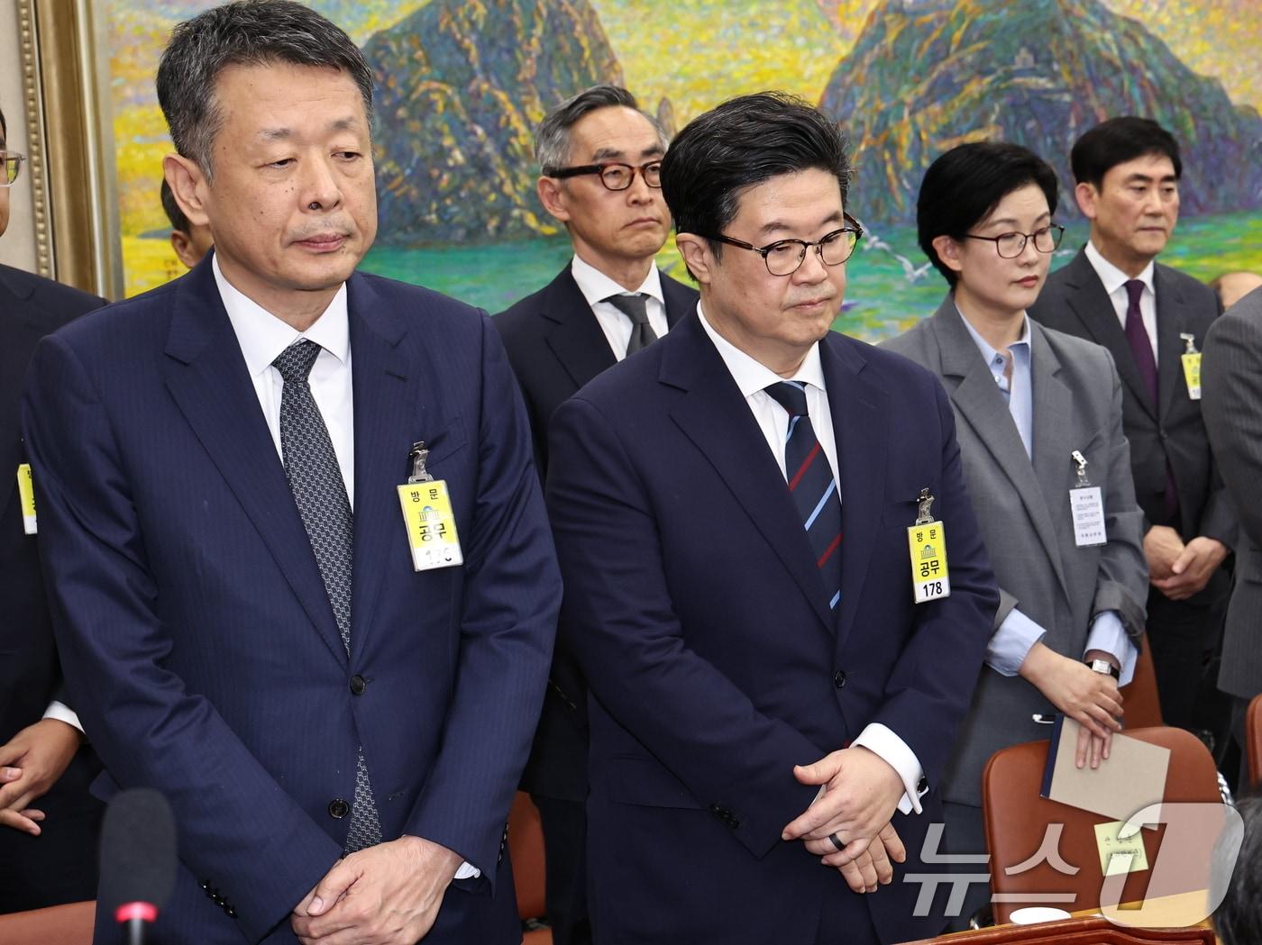 본문 이미지 - 김광일 홈플러스 대표이사(왼쪽)와 김병주 MBK파트너스 회장이 14일 오후 서울 여의도 국회에서 열린 정무위원회 국정감사에 증인으로 출석해 자리하고 있다. 2025.10.14/뉴스1 ⓒ News1 구윤성 기자