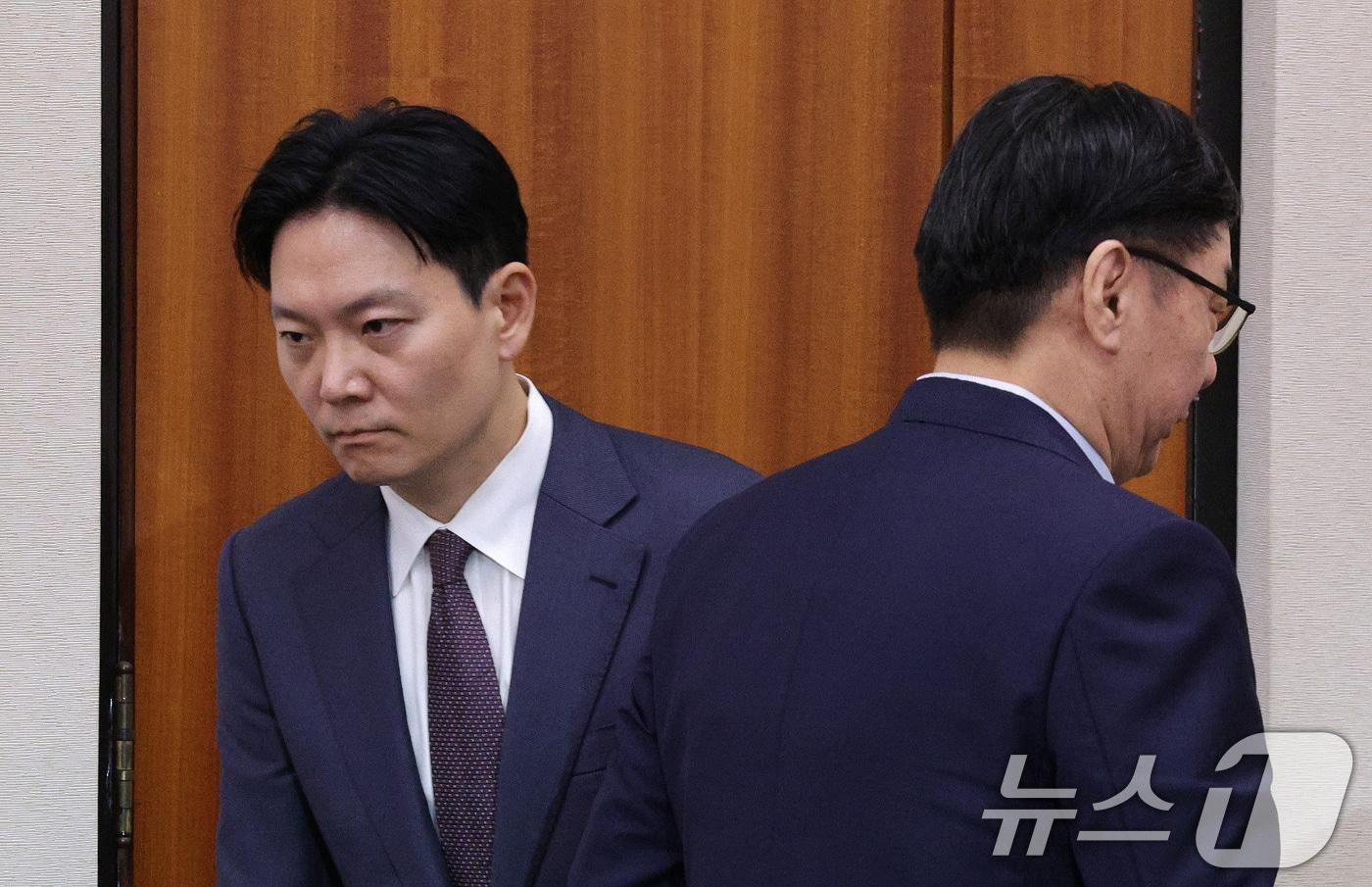본문 이미지 - 이화영 전 경기도 평화부지사(오른쪽)가 14일 서울 여의도 국회 법제사법위원회에서 열린 법무부 등에 대한 국정감사에서 의원 질의를 마친 후 자신의 대북 송금 사건을 수사했던 박상용 법무연수원 교수를 지나치고 있다. 2025.10.14 ⓒ 뉴스1 신웅수 기자