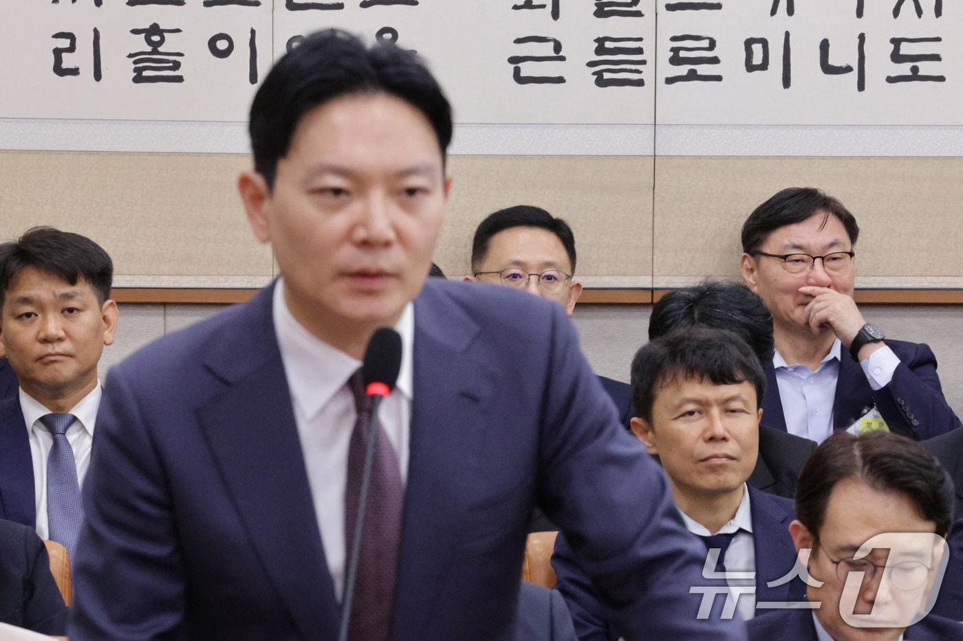 이화영 전 경기도 평화부지사가 지난 10월 14일 서울 여의도 국회 법제사법위원회에서 열린 법무부 등에 대한 국정감사에서 자신의 대북 송금 사건을 수사했던 박상용 법무연수원 교수의 답변을 듣고 있다./뉴스1 ⓒ News1 신웅수 기자