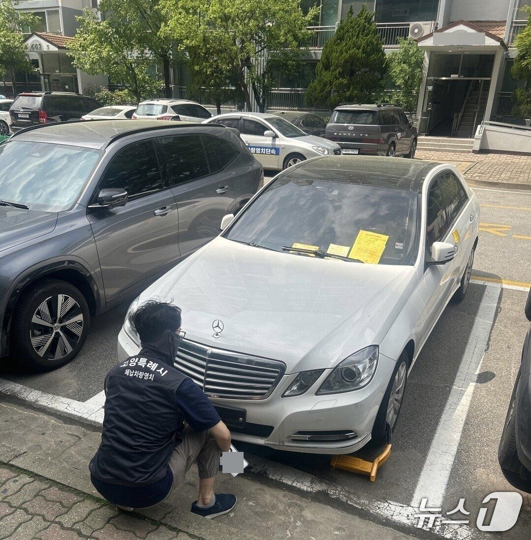 본문 이미지 - 고양시의 지방세 체납차량 번호판 영치 모습. &#40;고양시 제공, 재판매 및 DB금지&#41;