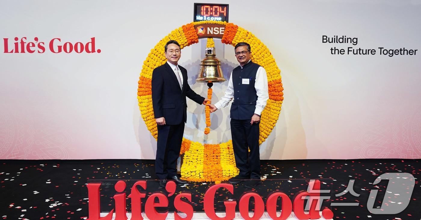 LG전자 조주완 CEO와 NSE 아쉬쉬 차우한 CEO가 LG전자 인도법인 상장을 축하하는 타종 행사를 진행하고 있다. &#40;LG전자 제공. 재판매 및 DB 금지&#41; 2025.10.14/뉴스1