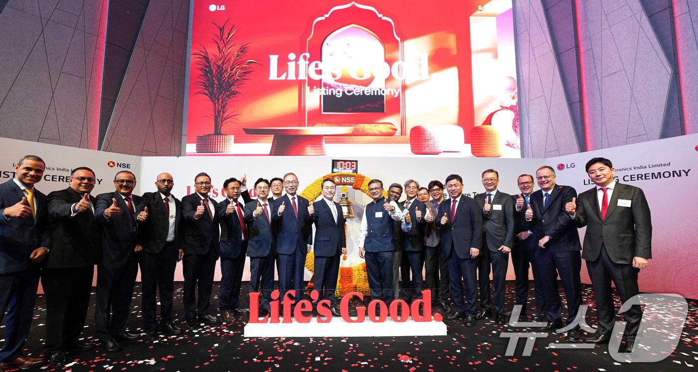 LG전자는 14일&#40;현지시간&#41; 인도 뭄바이 국립증권거래소에서 조주완 CEO, 김창태 CFO, 전홍주 인도법인장, 송대현 인도법인 이사회 의장 등 주요 경영진과 현지 투자자, 애널리스트 등이 참석한 가운데 인도법인 상장 및 미래비전 발표 행사를 열었다고 밝혔다. LG전자 조주완 CEO가 NSE 아쉬쉬 차우한 CEO를 비롯한 경영진 및 주요 인사와 함께 기념 촬영을 하고 있다. &#40;LG전자 제공. 재판매 및 DB 금지&#41; 2025.10.14/뉴스1