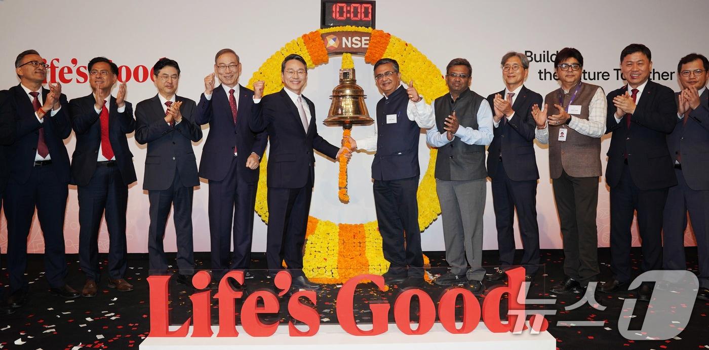 LG전자가 인도 뭄바이 국립증권거래소에서 조주완 CEO, 김창태 CFO, 전홍주 인도법인장, 송대현 인도법인 이사회 의장 등 주요 경영진과 현지 투자자, 애널리스트 등이 참석한 가운데 인도법인 상장 및 미래비전 발표 행사를 열고 기념 촬영을 하는 모습. &#40;LG전자 제공. 재판매 및 DB 금지&#41; 2025.10.14/뉴스1