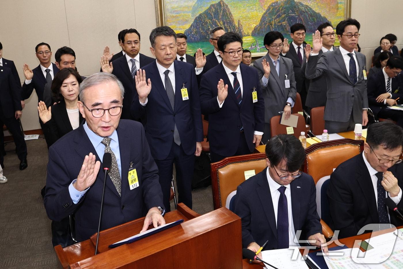 김영섭 KT 대표이사와 김병주 MBK파트너스 회장, 조좌진 롯데카드 대표이사 등 증인들이 14일 오후 서울 여의도 국회에서 열린 정무위원회 국정감사에서 증인선서를 하고 있다. 2025.10.14/뉴스1 ⓒ News1 구윤성 기자