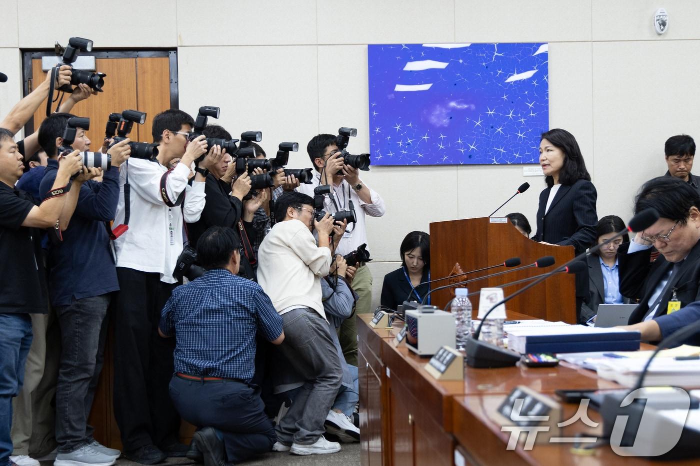 본문 이미지 - 이진숙 전 방송통신위원장이 지난해 10월 14일 서울 여의도 국회에서 열린 과학기술정보방송통신위원회 방송통신위원회 등에 대한 국정감사에 출석해 의원 질의에 답변하고 있다. 2025.10.14/뉴스1 ⓒ News1 이승배 기자