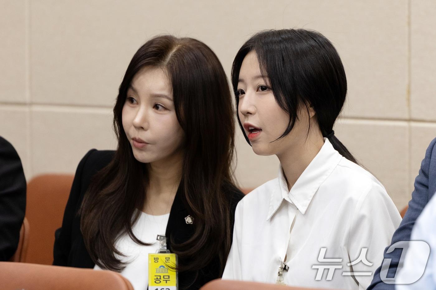 유튜버 쯔양&#40;박정원&#41;이 14일 서울 여의도 국회에서 열린 과학기술정보방송통신위원회 방송통신위원회 등에 대한 국정감사 출석해 변호사와 대화하고 있다. 2025.10.14/뉴스1 ⓒ News1 이승배 기자