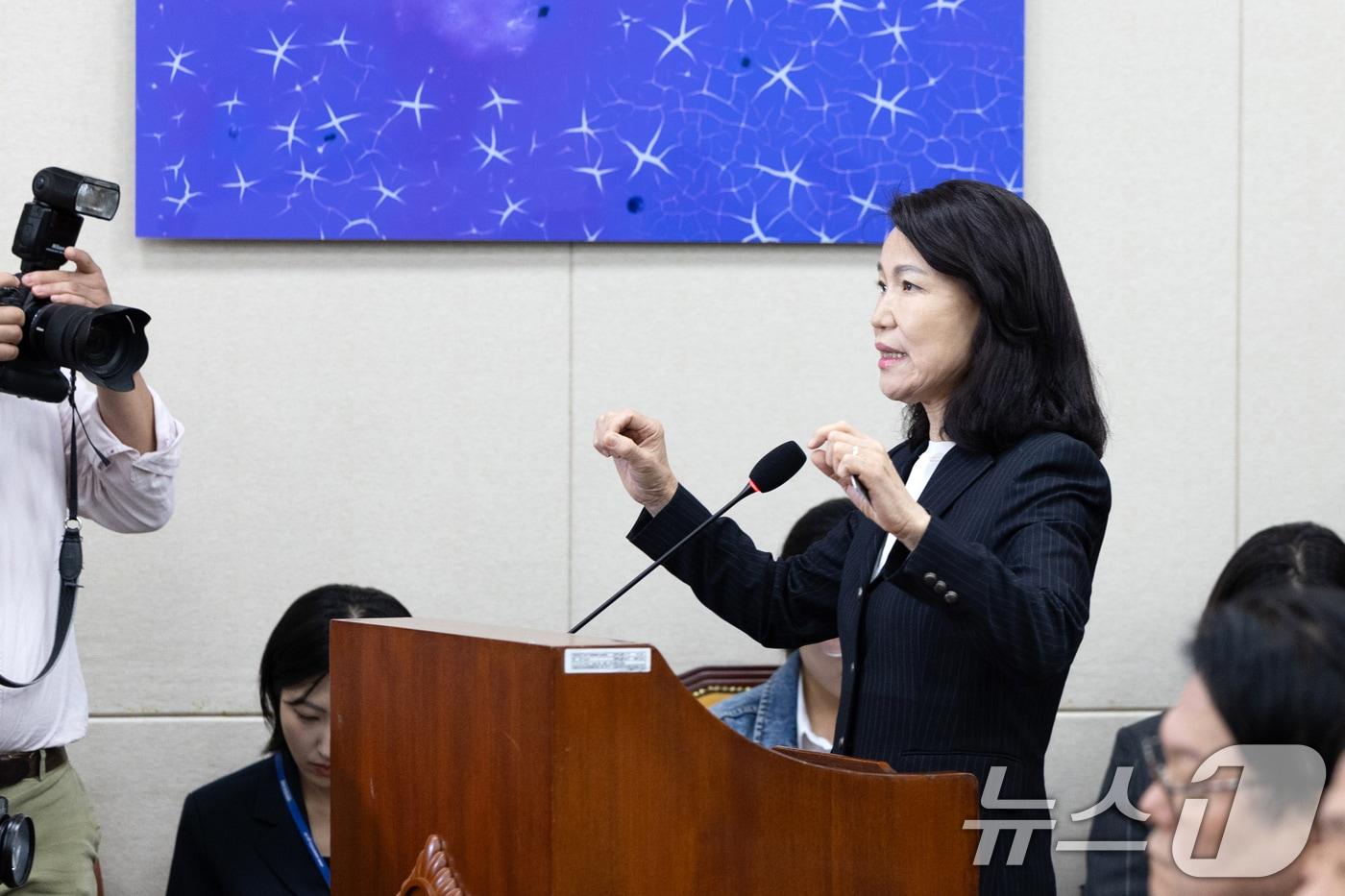 이진숙 전 방송통신위원장이 14일 서울 여의도 국회에서 열린 과학기술정보방송통신위원회 방송통신위원회 등에 대한 국정감사에 출석해 의원 질의에 답변하고 있다. 2025.10.14/뉴스1 ⓒ News1 이승배 기자