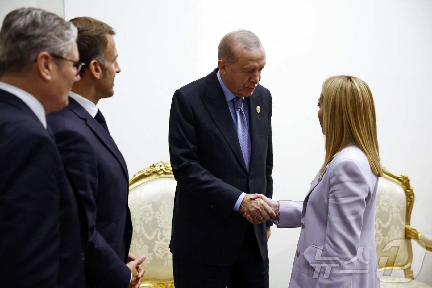 13일(현지시간) 이집트 샤름 엘셰이크에서 열린 가자지구 평화회의에 참석한 레제프 타이이프 에르도안 튀르키예 대통령이 조르자 멜로니 이탈리아 총리와 악수하고 있다. ⓒ AFP=뉴스1
