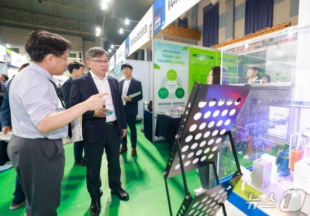 본문 이미지 - 14일 전주 화산체육관에서 열리 &#39;2025 전북교육청 교육물품전시회&#39;에서 유정기 전북교육감 권한대행&#40;사진 가운데&#41;이 도내 기업이 제조한 교육물품을 보고 있다.&#40;전북교육청 제공, 재판매 및 DB 금지&#41;/뉴스1