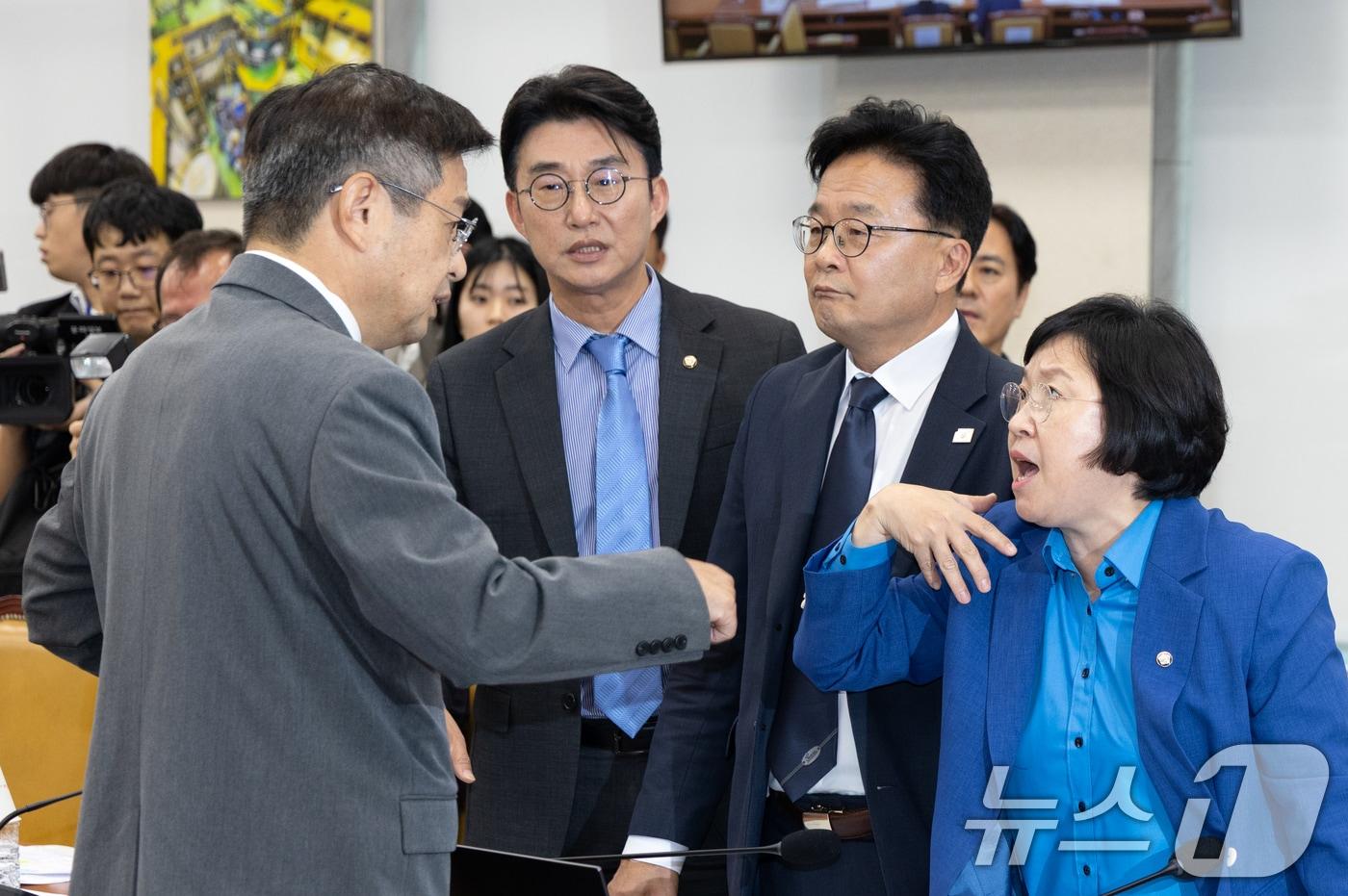 14일 서울 여의도 국회에서 열린 과학기술정보방송통신위원회 방송통신위원회 등에 대한 국정감사에서 김우영 더불어민주당 의원의 질의 중 박정훈 국민의힘 의원의 문자메시지 공개와 관련해 여야 의원들이 설전을 벌이고 있다. 2025.10.14/뉴스1 ⓒ News1 이승배 기자