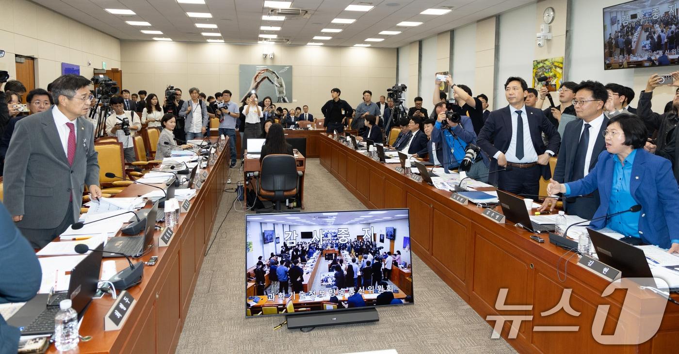 14일 서울 여의도 국회에서 열린 과학기술정보방송통신위원회 방송통신위원회 등에 대한 국정감사에서 김우영 더불어민주당 의원의 질의 중 박정훈 국민의힘 의원의 문자메시지 공개와 관련해 여야 의원들이 설전을 벌이고 있다. 2025.10.14/뉴스1 ⓒ News1 이승배 기자