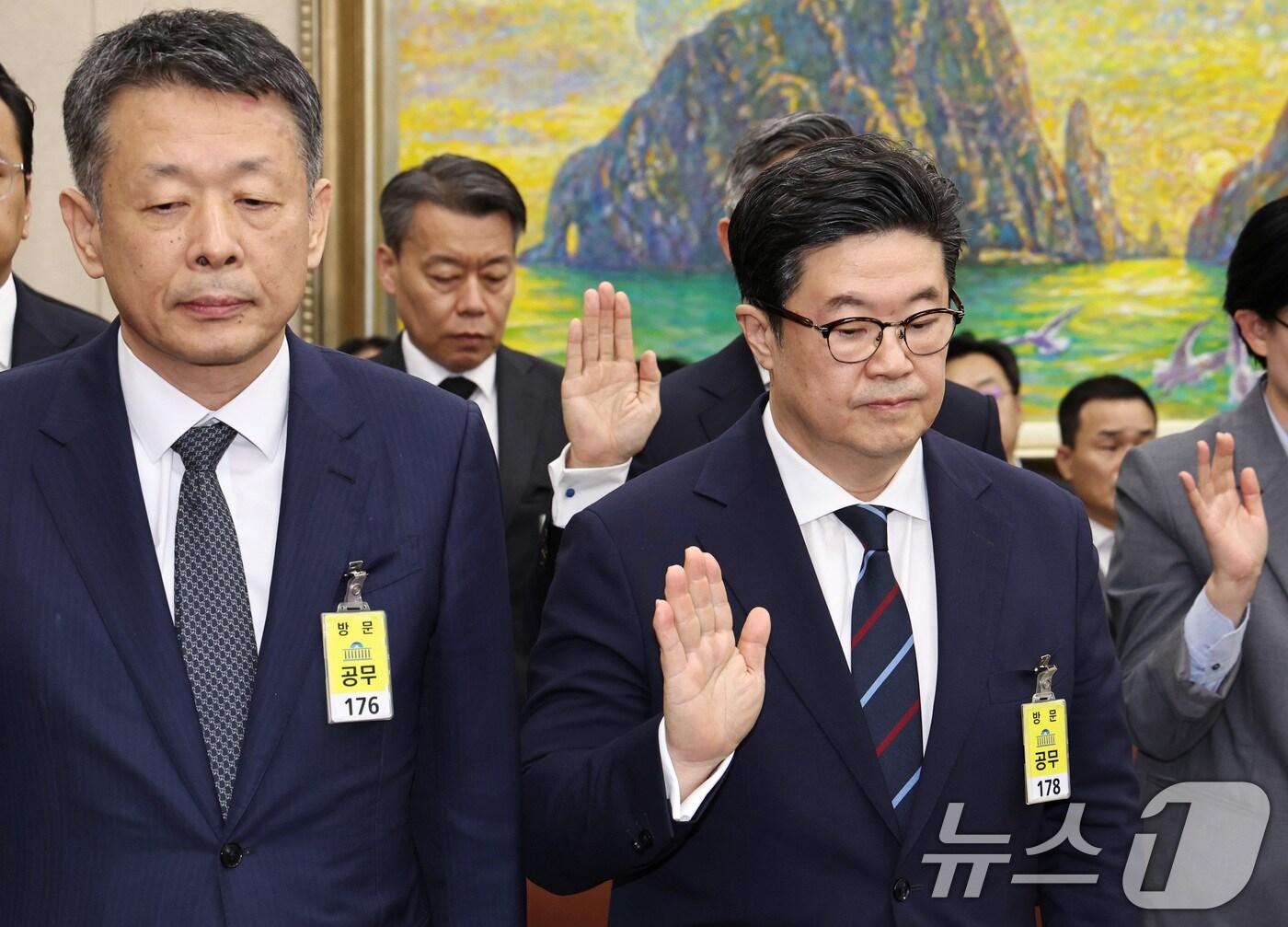 본문 이미지 - 김광일 홈플러스 대표이사&#40;왼쪽&#41;와 김병주 MBK파트너스 회장이 14일 오후 서울 여의도 국회에서 열린 정무위원회 국정감사에 출석해 증인선서를 하고 있다. 2025.10.14/뉴스1 ⓒ News1 구윤성 기자