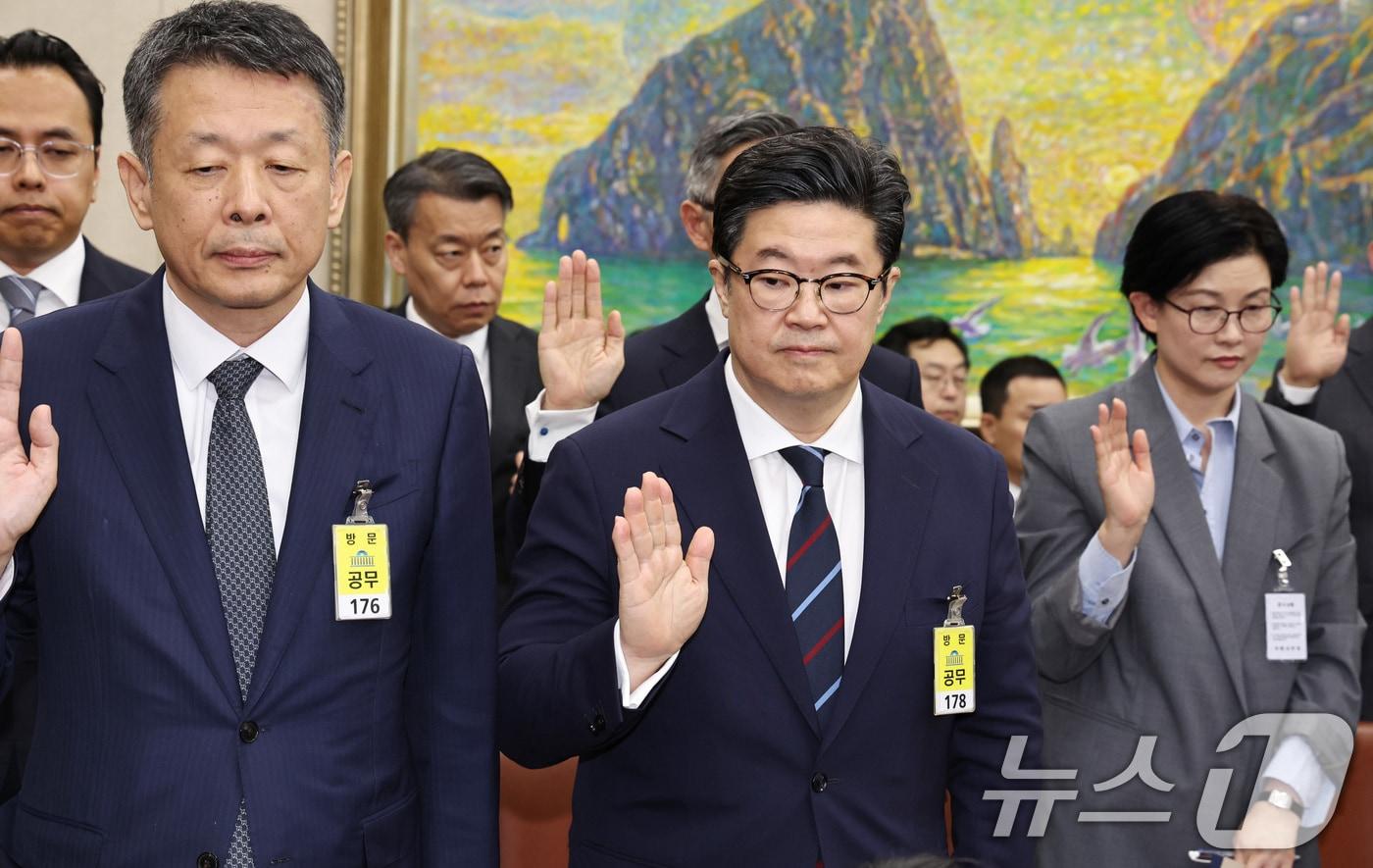김광일 홈플러스 대표이사&#40;왼쪽부터&#41;와 김병주 MBK파트너스 회장, 조주연 홈플러스 공동대표가 14일 오후 서울 여의도 국회에서 열린 정무위원회 국정감사에 출석해 증인선서를 하고 있다. 2025.10.14/뉴스1 ⓒ News1 구윤성 기자
