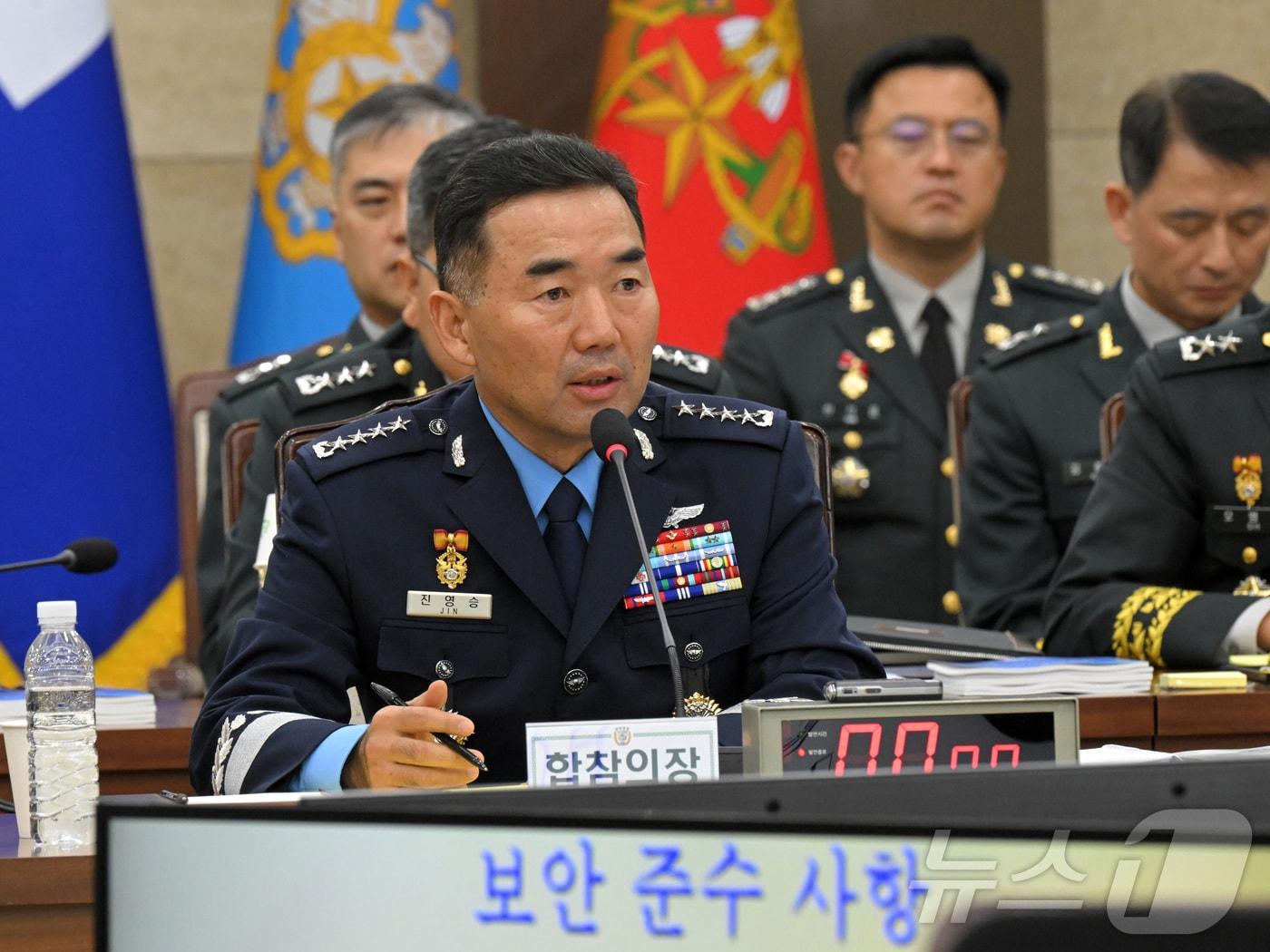 본문 이미지 - 진영승 합동참모본부 의장이 14일 오전 서울 용산구 합동참모본부에서 열린 열린 국회 국방위원회의 합동참모본부에 대한 국정감사에서 발언하고 있다. 2025.10.14/뉴스1 ⓒ News1 국회사진기자단