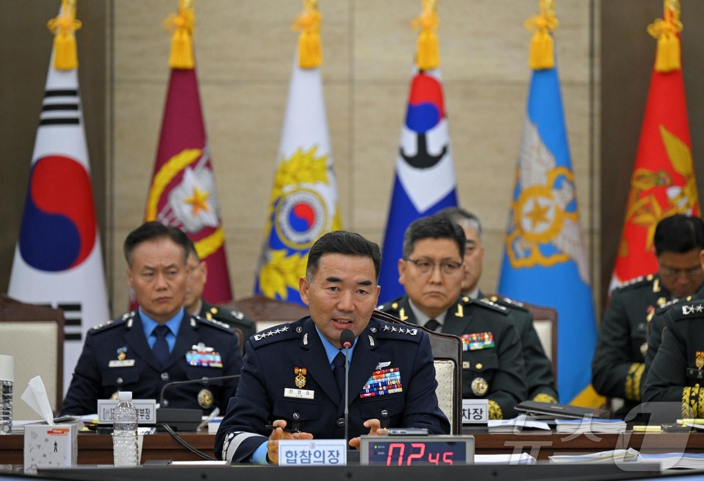 진영승 합동참모본부 의장이 14일 오전 서울 용산구 합동참모본부에서 열린 열린 국회 국방위원회의 합동참모본부에 대한 국정감사에서 의원들의 질의에 답변하고 있다. 2025.10.14/뉴스1 ⓒ News1 국회사진기자단