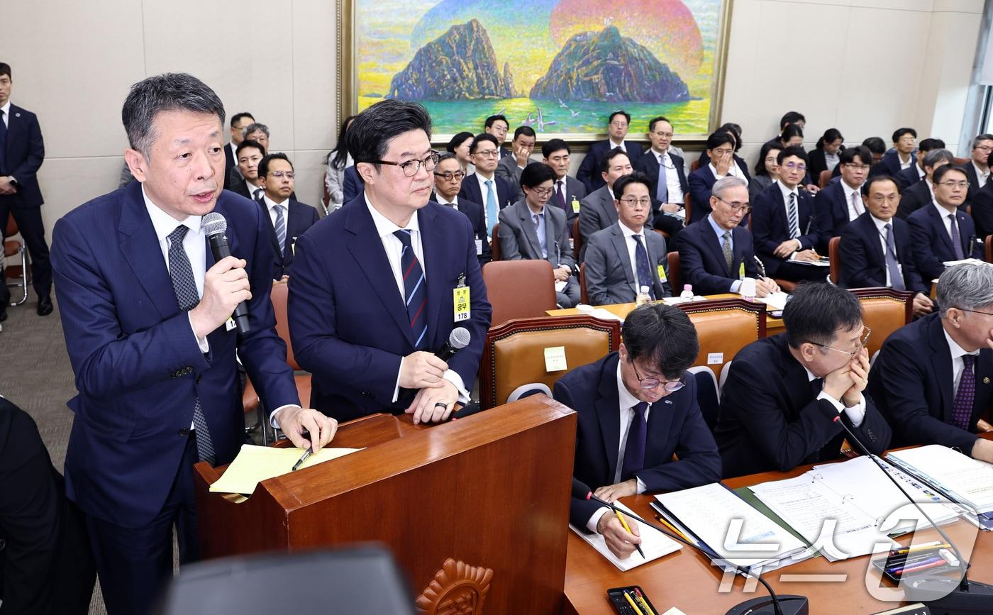 김광일 홈플러스 대표이사&#40;왼쪽&#41;와 김병주 MBK파트너스 회장이 4일 오후 서울 여의도 국회에서 열린 정무위원회 국정감사에 증인으로 출석해 의원들의 질의에 답하고 있다. 2025.10.14/뉴스1 ⓒ News1 구윤성 기자