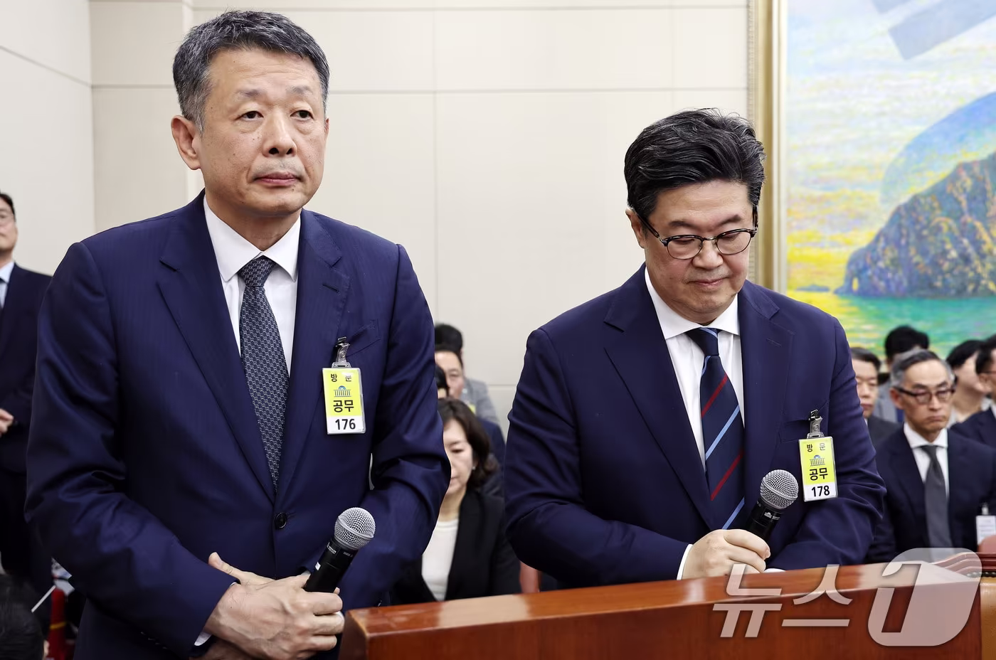 김광일 홈플러스 대표이사&#40;왼쪽&#41;와 김병주 MBK파트너스 회장이 4일 오후 서울 여의도 국회에서 열린 정무위원회 국정감사에 증인으로 출석해 의원들의 질의를 듣고 있다. 2025.10.14/뉴스1 ⓒ News1 구윤성 기자