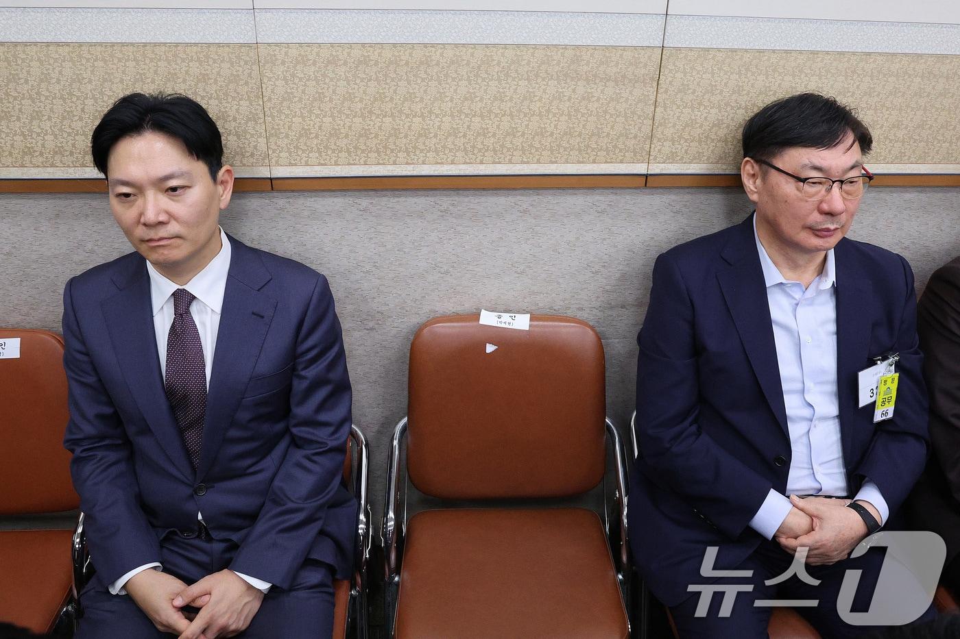 본문 이미지 - 이화영 전 경기도 평화부지사(오른쪽)와 박상용 법무연수원 교수가 지난해 10월 14일 서울 여의도 국회 법제사법위원회에서 열린 법무부 등에 대한 국정감사에 출석해 자리하고 있다. 2025.10.14 ⓒ 뉴스1 신웅수 기자