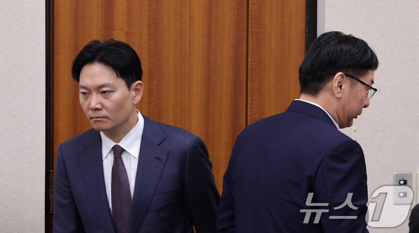 이화영 전 경기도 평화부지사&#40;왼쪽&#41;가 14일 서울 여의도 국회 법제사법위원회에서 열린 법무부 등에 대한 국정감사에서 의원 질의를 마친 후 자신의 대북 송금 사건을 수사했던 박상용 법무연수원 교수를 지나치고 있다. 2025.10.14/뉴스1 ⓒ News1 신웅수 기자