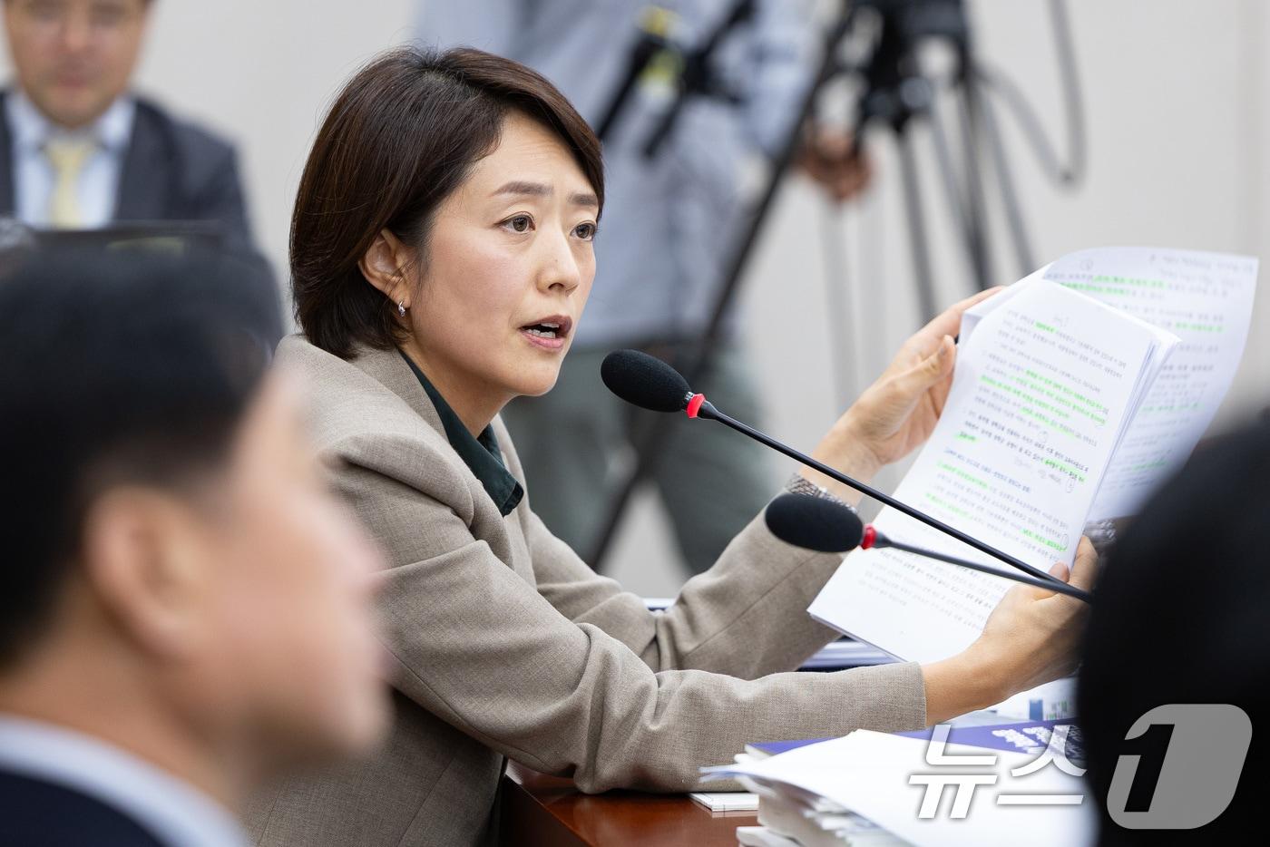 고민정 더불어민주당 의원이 10월 14일 서울 여의도 국회에서 열린 교육위원회의 교육부 등에 대한 국정감사에서 질의하고 있다. 2025.10.14/뉴스1 ⓒ News1 유승관 기자