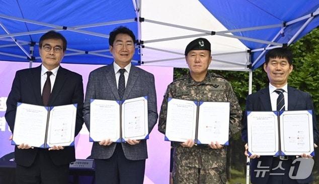 본문 이미지 - 강원 원주시와 원주미래산업진흥원, 산림항공본부, 육군 제36보병사단이 지난 13일 원주시 신림면 황둔리 피노키오숲 캠핑장에서 열린 &#39;K-드론배송 시연회&#39;를 통해 &#39;첨단드론 공공 행정 분야 확대를 위한 업무협약&#39;을 맺었다. &#40;원주시 제공. 재판매 및 DB금지&#41; 2025.10.14/뉴스1