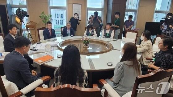 본문 이미지 - 22일 오송참사 유가족들과 오송참사시민대책위원회 관계자들이 조형물 설치 예산을 전액 삭감한 충북도의회를 찾아 예산 복구를 촉구하고 있다.2025.9.22./뉴스1 임양규 기자