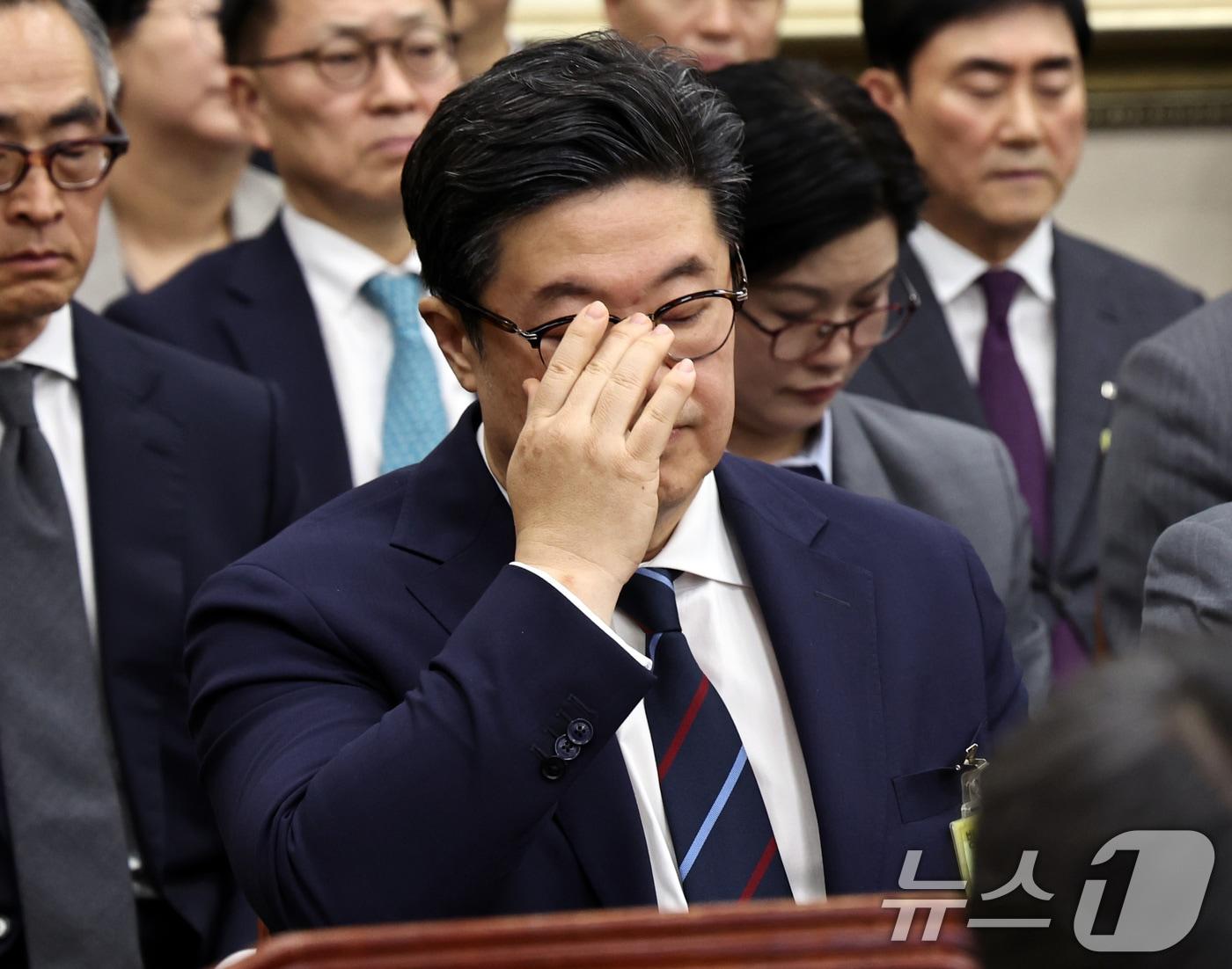 본문 이미지 - 김병주 MBK파트너스 회장이 14일 오후 서울 여의도 국회에서 열린 정무위원회 국정감사에 증인출석해 안경을 고쳐쓰고 있다. 2025.10.14/뉴스1 ⓒ News1 구윤성 기자