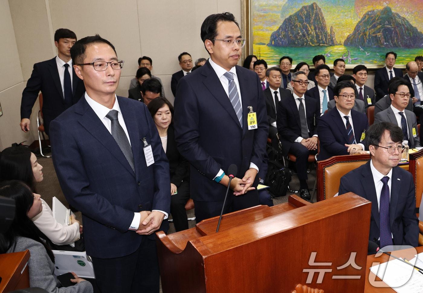 김명규 쿠팡이츠 대표&#40;왼쪽&#41;와 김범석 우아한형제들 대표가 14일 오후 서울 여의도 국회에서 열린 정무위원회 국정감사에 증인으로 출석해 의원들의 질의를 듣고 있다. 2025.10.14/뉴스1 ⓒ News1 구윤성 기자