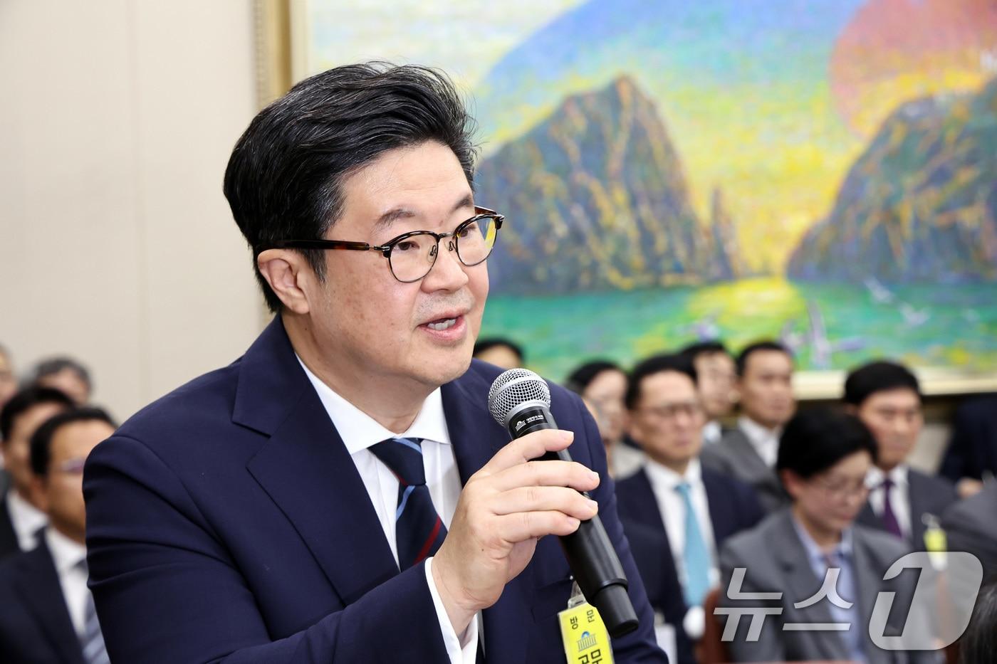 김병주 MBK파트너스 회장이 14일 오후 서울 여의도 국회에서 열린 정무위원회 국정감사에 증인으로 출석해 질의에 답하고 있다. 2025.10.14/뉴스1 ⓒ News1 구윤성 기자