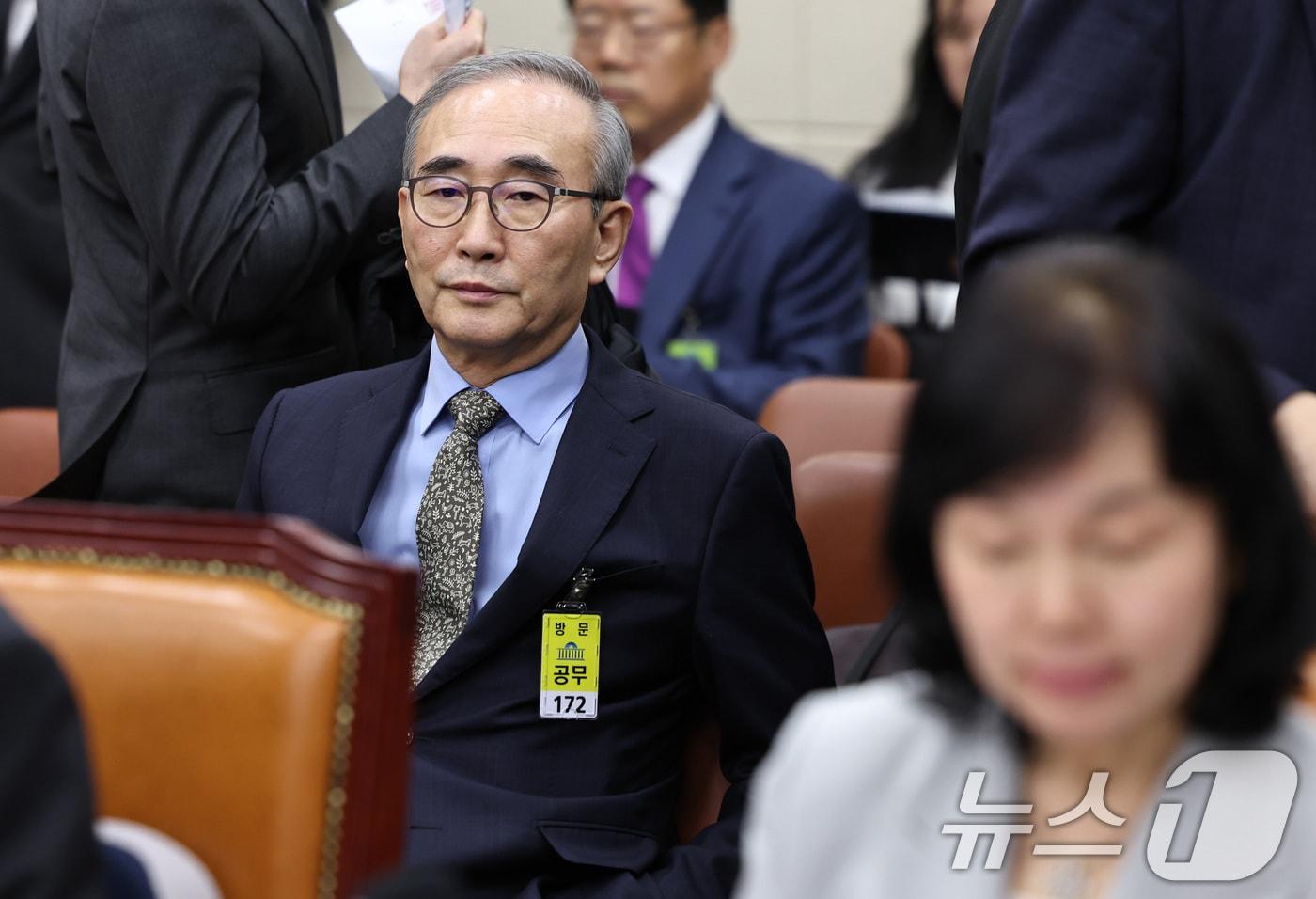 김영섭 KT 대표이사가 14일 오후 서울 여의도 국회에서 열린 정무위원회 국정감사에 증인으로 출석해 자리하고 있다. 오른쪽은 송경희 개인정보보호위원장. 2025.10.14/뉴스1 ⓒ News1 구윤성 기자
