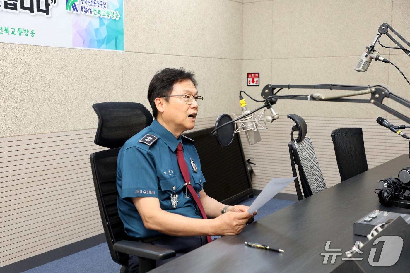 홍보 방송 녹음 중인 김철문 전북경찰청장.&#40;전북경찰 제공. 재판매 및 DB금지&#41;