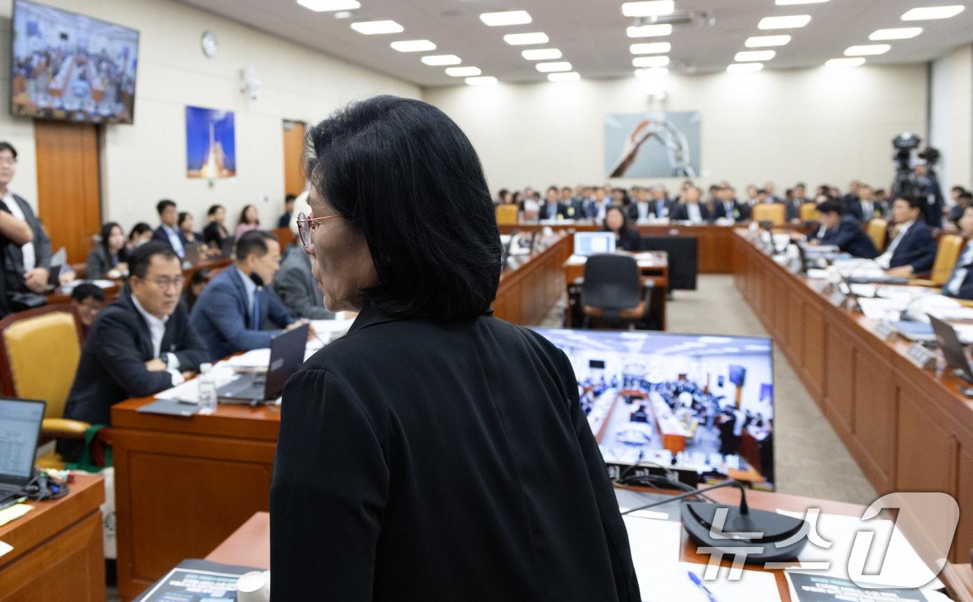 14일 서울 여의도 국회에서 열린 과학기술정보방송통신위원회 방송통신위원회 등에 대한 국정감사에서 최민희 위원장이 정회를 선언한 뒤 발걸음을 옮기고 있다. 2025.10.14/뉴스1 ⓒ News1 이승배 기자