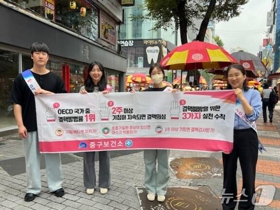 본문 이미지 - 노점상 결핵 예방 캠페인 현장 모습.&#40;부산 중구 제공 재판매 및 DB 금지&#41;