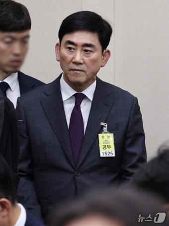 본문 이미지 - 송종화 교촌F&B 대표가 14일 오후 서울 여의도 국회에서 열린 정무위원회 국정감사에 증인으로 출석하고 있다. 2025.10.14/뉴스1 ⓒ News1 구윤성 기자