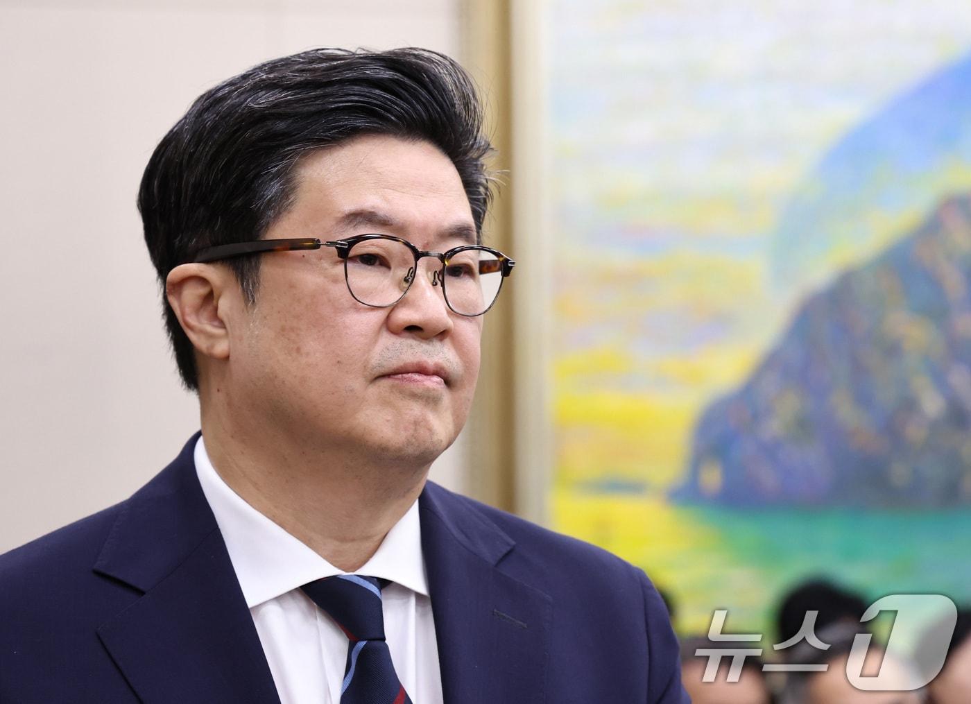 본문 이미지 - 김병주 MBK파트너스 회장이 14일 오후 서울 여의도 국회에서 열린 정무위원회 국정감사에 증인출석해 질의를 듣고 있다. 2025.10.14/뉴스1 ⓒ News1 구윤성 기자