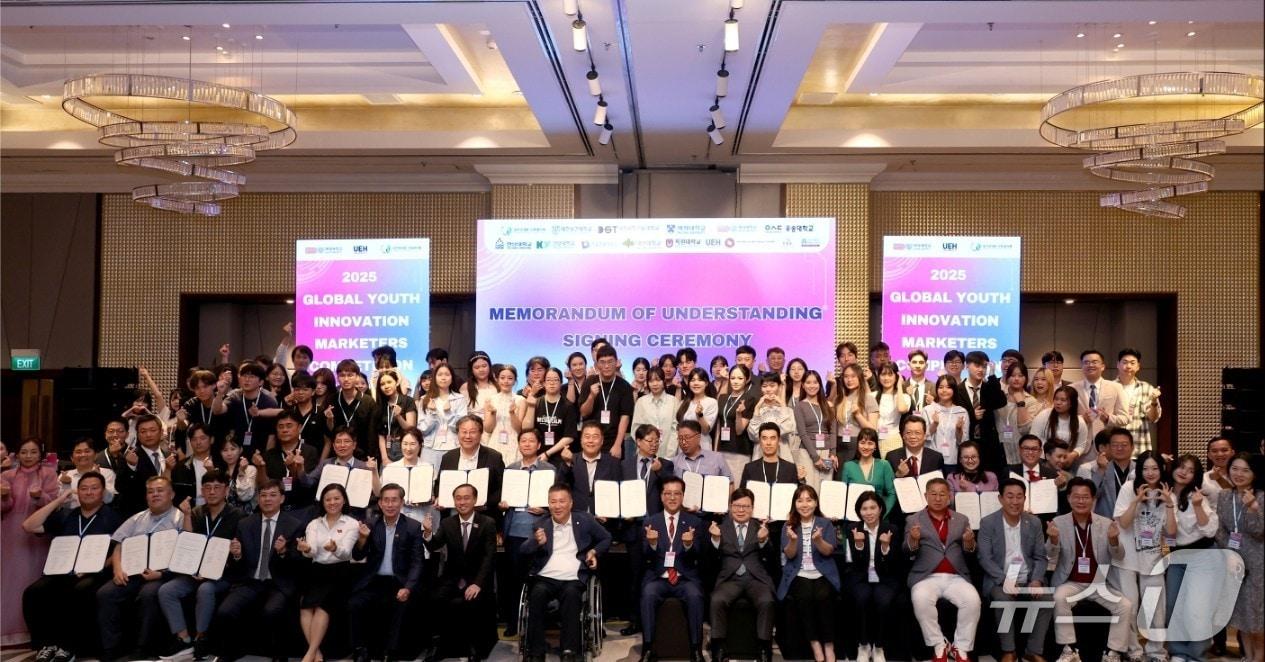 본문 이미지 -  '글로벌 청년 이노베이션 마케터스 경진대회 및 비즈매칭데이' 개회식 후 기념 촬영하는 모습. (대덕대 제공.재판매 및 DB금지)/뉴스1