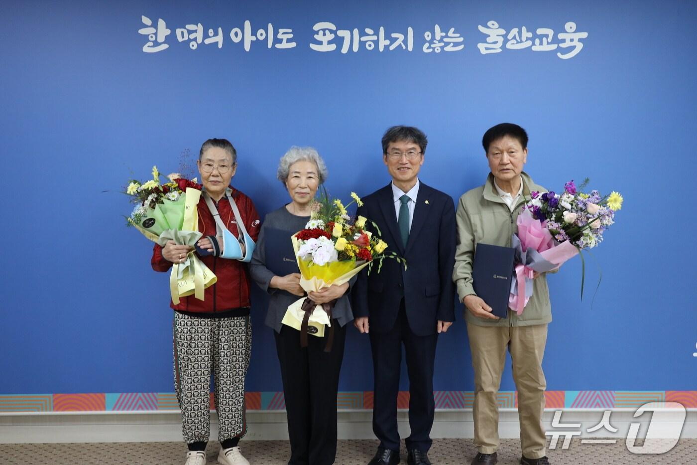 천창수 울산교육감이 14일 접견실에서 &#39;2025년도 제2회 초중고등학교 검정고시&#39; 최고령 합격자를 초청해 간담회를 열고 기념촬영을 하고있다.&#40;울산교육청 제공·재판매 및 DB금지&#41;/뉴스1