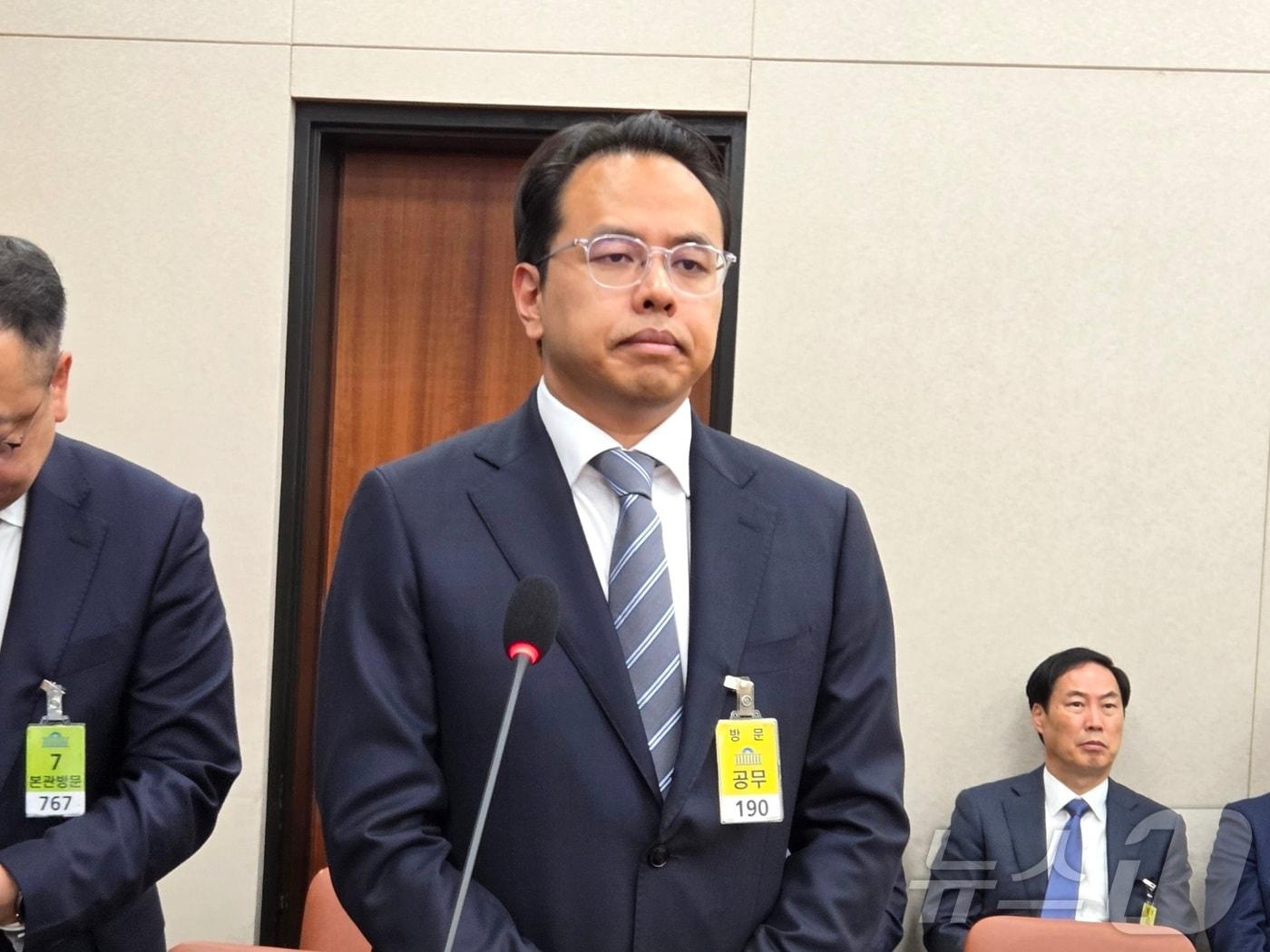 본문 이미지 - 김범석 우아한형제들 대표가 14일 오후 국회 산자중기위 중기부 국감에 출석해 질의를 받고 있다. 2025.10.14/뉴스1 ⓒ 뉴스1 장시온 기자 ⓒ News1 장시온 기자