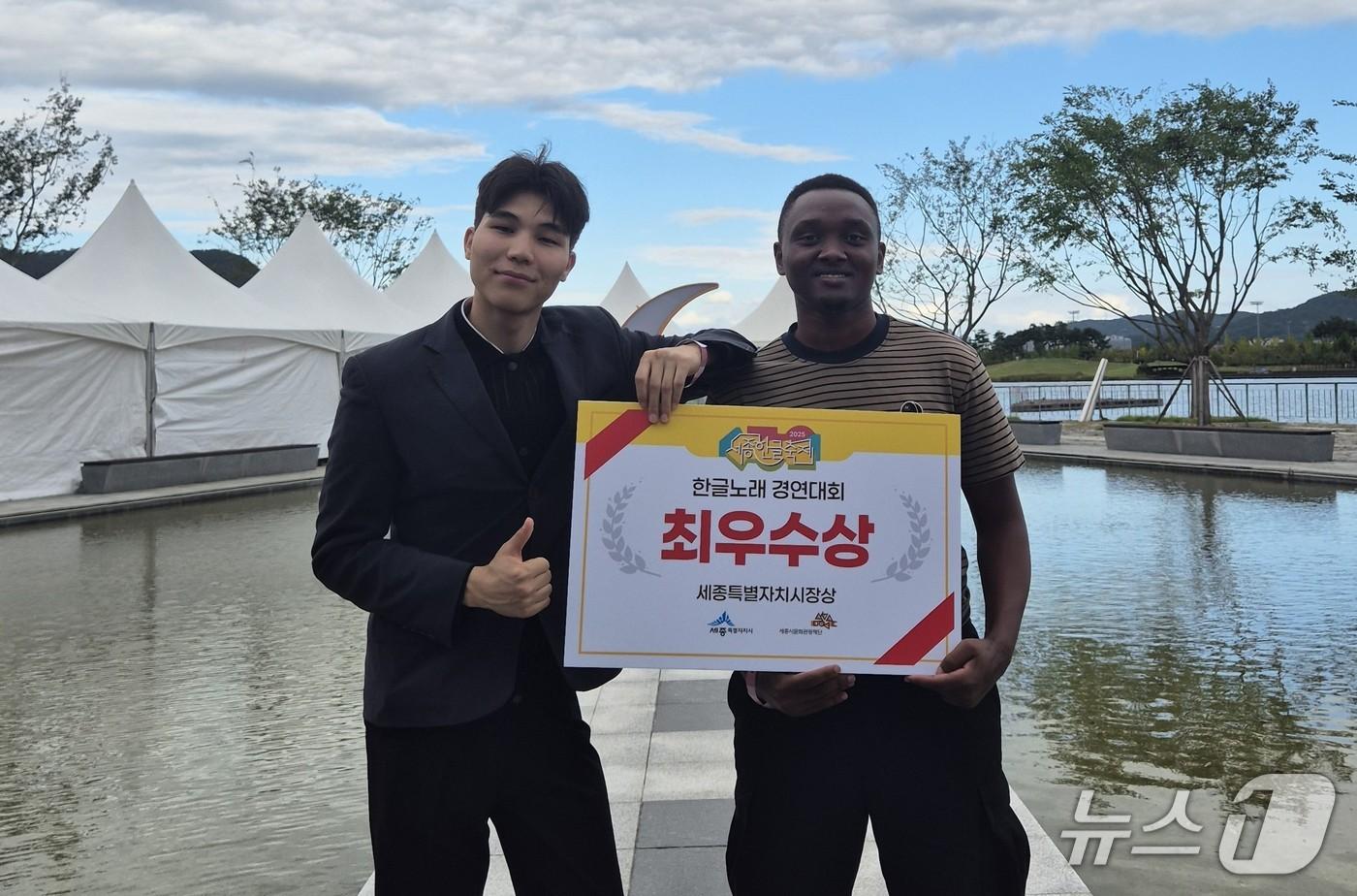 한글노래 경연대회서 최우수상을 수상한 어드커 씨&#40;사진 왼쪽&#41;와 엠마누엘 씨&#40;오른쪽&#41;.&#40;한기대 제공. 재판매 및 DB금지&#41;