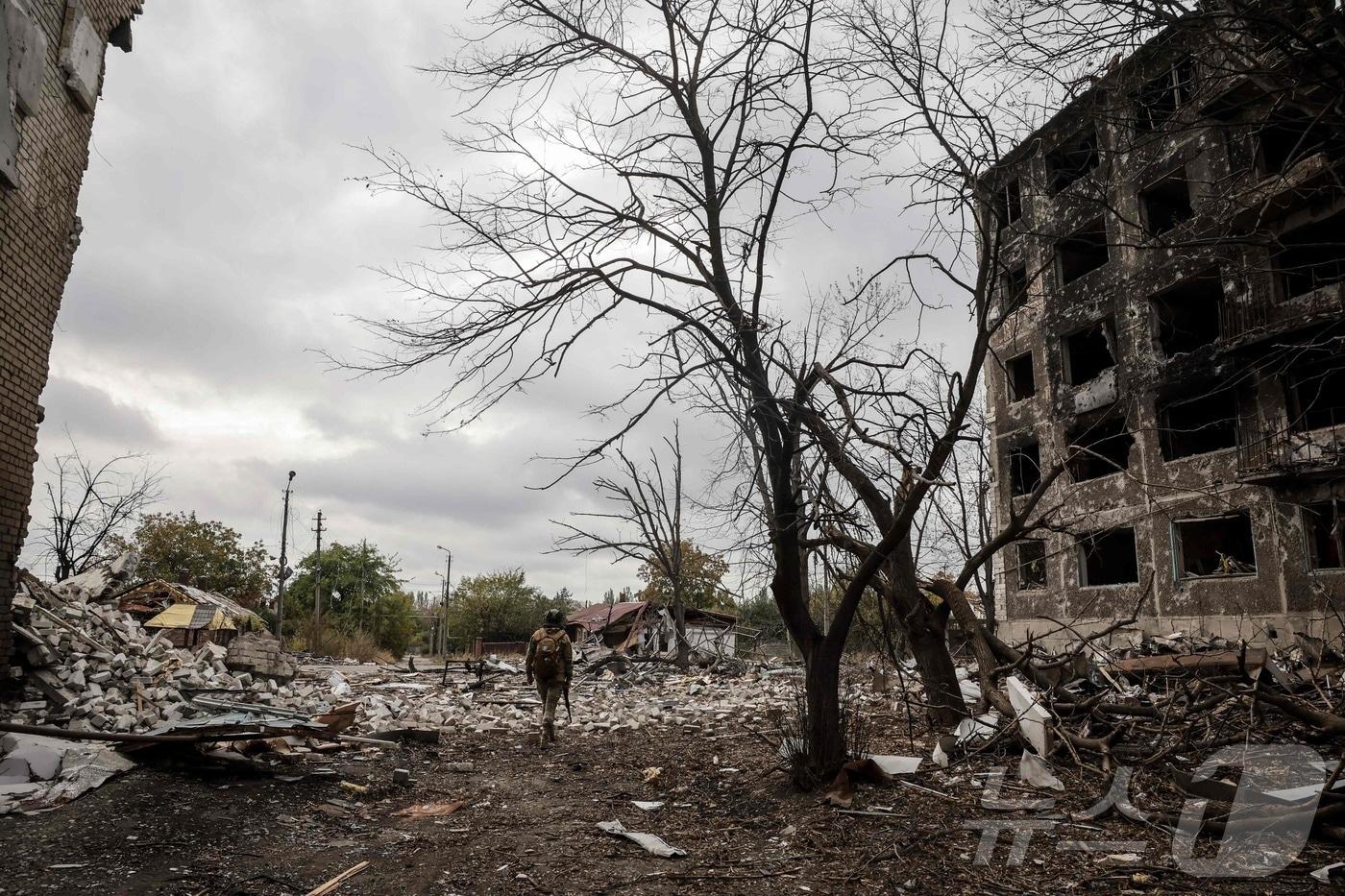 지난 12일&#40;현지시간&#41; 우크라이나군이 촬영해 14일에 공개한 사진에서 한 우크라이나 군인이 도네츠크 지역 코스탸티니우카의 최전선 마을에 있는 파괴된 건물 안뜰의 잔해 사이를 걷고 있다. 2025.10.12. ⓒ AFP=뉴스1 ⓒ News1 이정환 기자