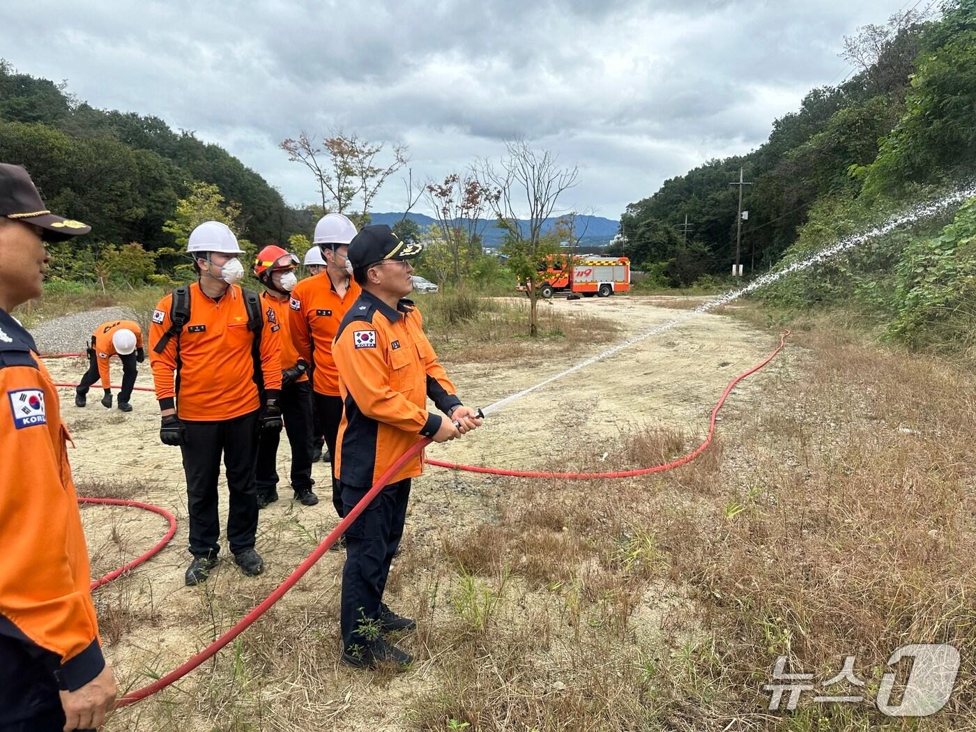본문 이미지 -  강대훈 경기북부소방재난본부장이 14일 포천시 동교저수지에서 진행된 산불진압장비 운용 훈련 중 호스를 이용해 물을 뿌리고 있다.&#40;경기도소방재난본부 제공. 재판매 및 DB 금지&#41;/뉴스1