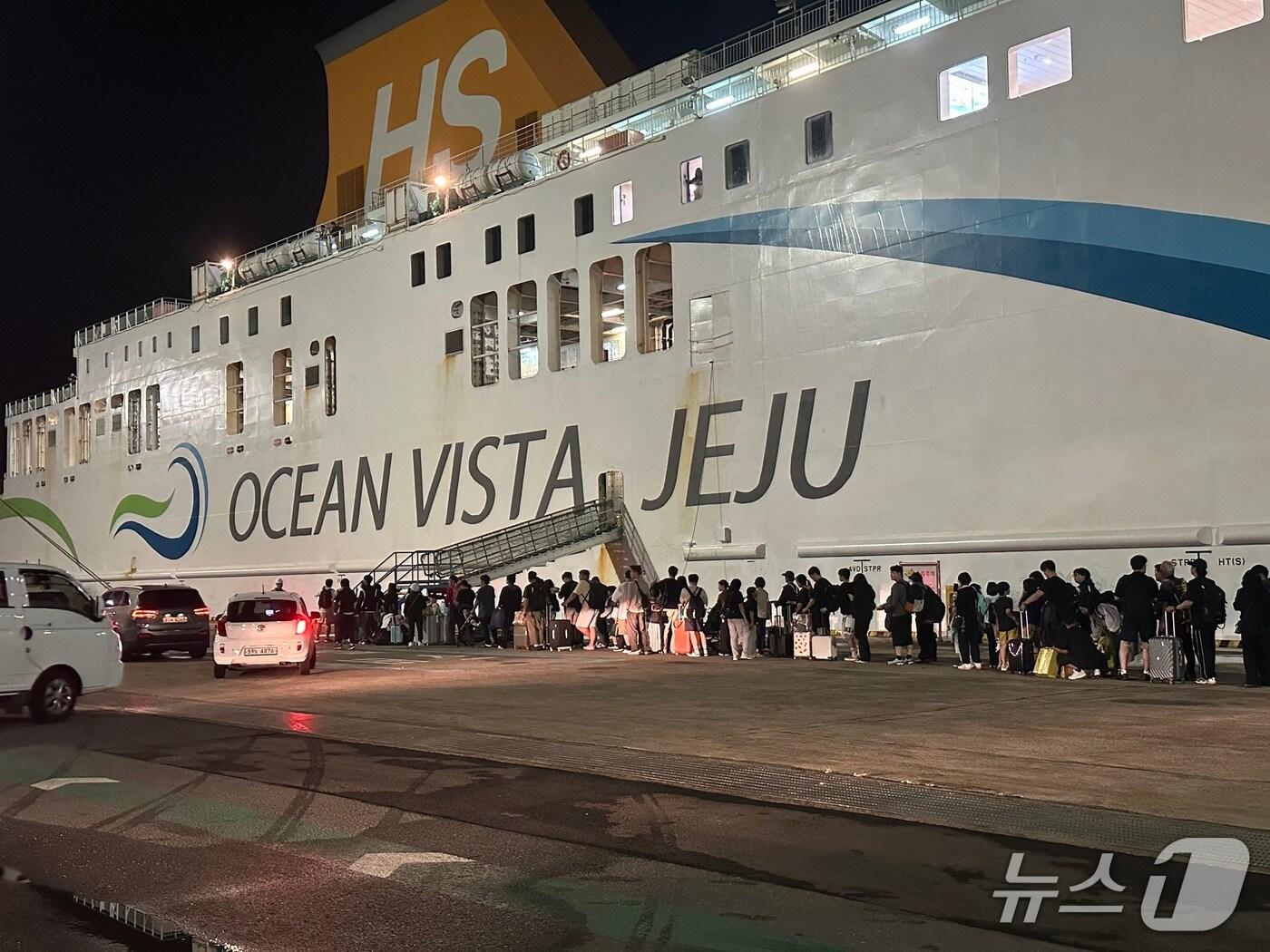 본문 이미지 - 여객선을 탑승하기 위해 기다리는 이용객들.&#40;통영운항관리센터 제공. 재판매 및 DB금지&#41;
