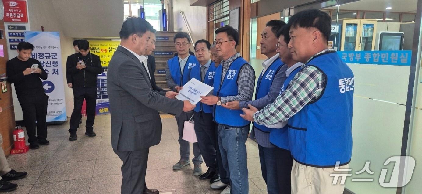 본문 이미지 - 전북 완주군의회는 14일 완주전주통합반대 군민대책위원회와 함께 대통령실을 방문해 &#39;통합 반대 서한문&#39;을 전달했다고 밝혔다.&#40;의회 제공. 재판매 및 DB금지&#41;2025.10.14/뉴스1