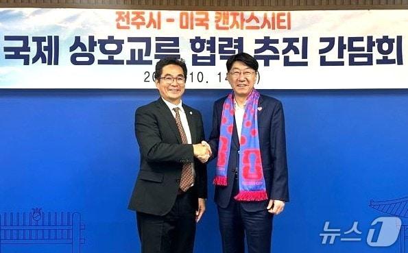 본문 이미지 - 문경환 캔자스시티 한인회장이 14일 우범기 전주시장에게 문화·스포츠·경제 분야 협력을 강화하자는 내용이 담긴 캔자스시티 시장의 서한문을 전달했다.&#40;전주시 제공, 재판매 및 DB 금지&#41;/뉴스1