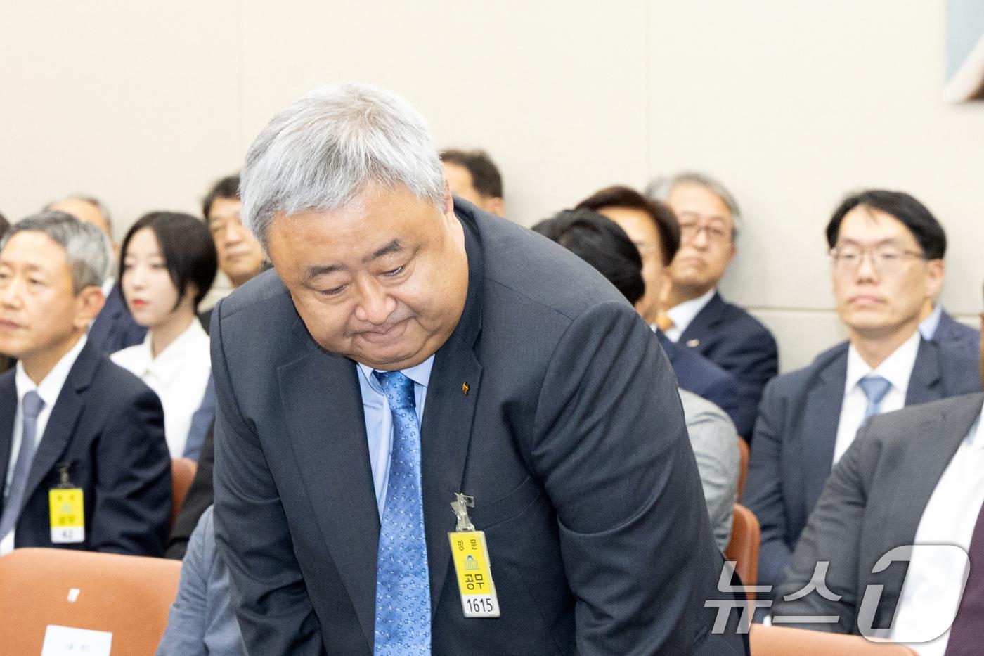 이현석 KT 부사장이 14일 서울 여의도 국회에서 열린 과학기술정보방송통신위원회 방송통신위원회 등에 대한 국정감사에 출석해 인사하고 있다. 2025.10.14/뉴스1 ⓒ News1 이승배 기자