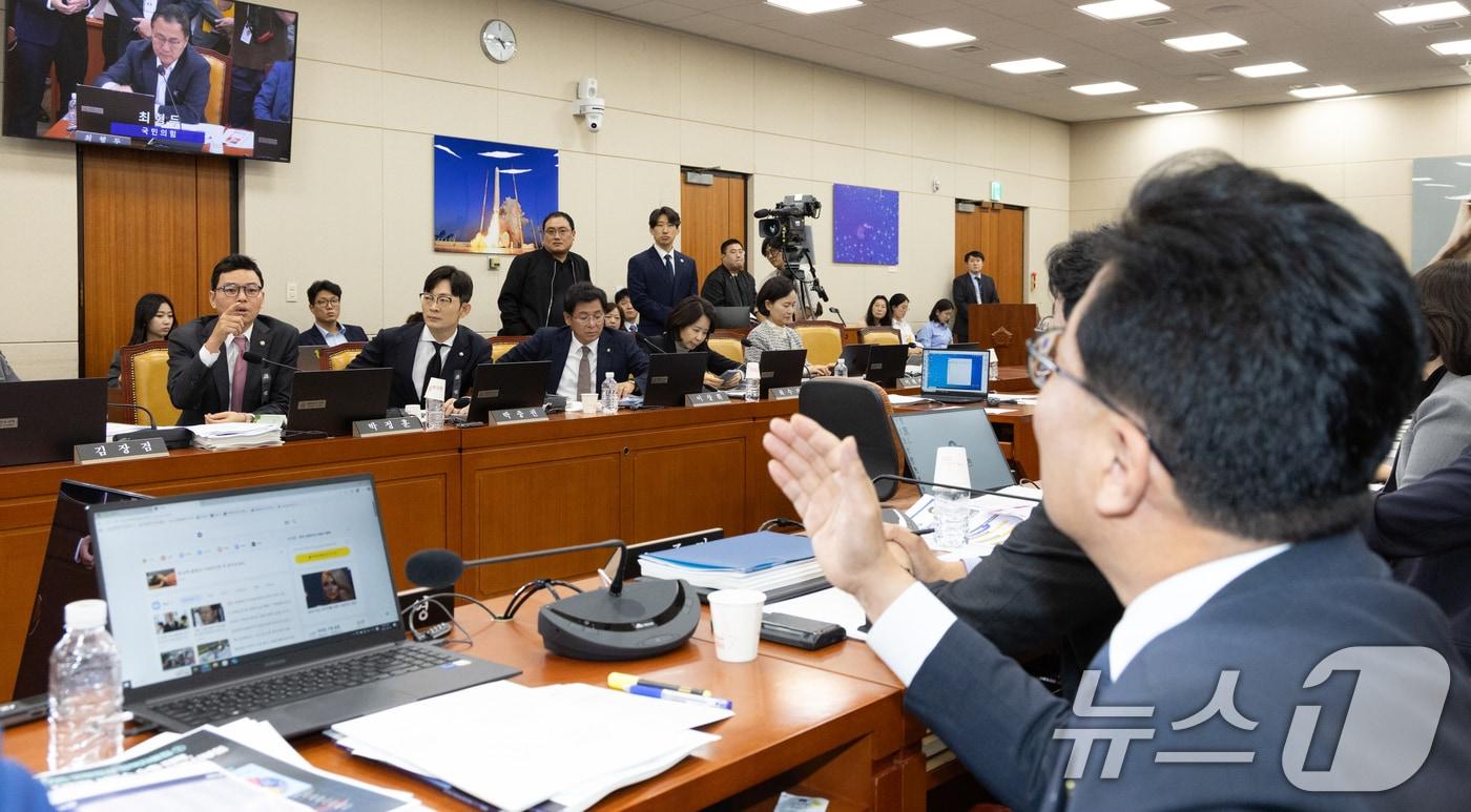 14일 서울 여의도 국회에서 열린 과학기술정보방송통신위원회 방송통신위원회 등에 대한 국정감사에서 박정훈 국민의힘 의원과 김우영 더불어민주당 의원이 문자메시지 공개와 관련해 설전을 벌이고 있다. 2025.10.14/뉴스1 ⓒ News1 이승배 기자