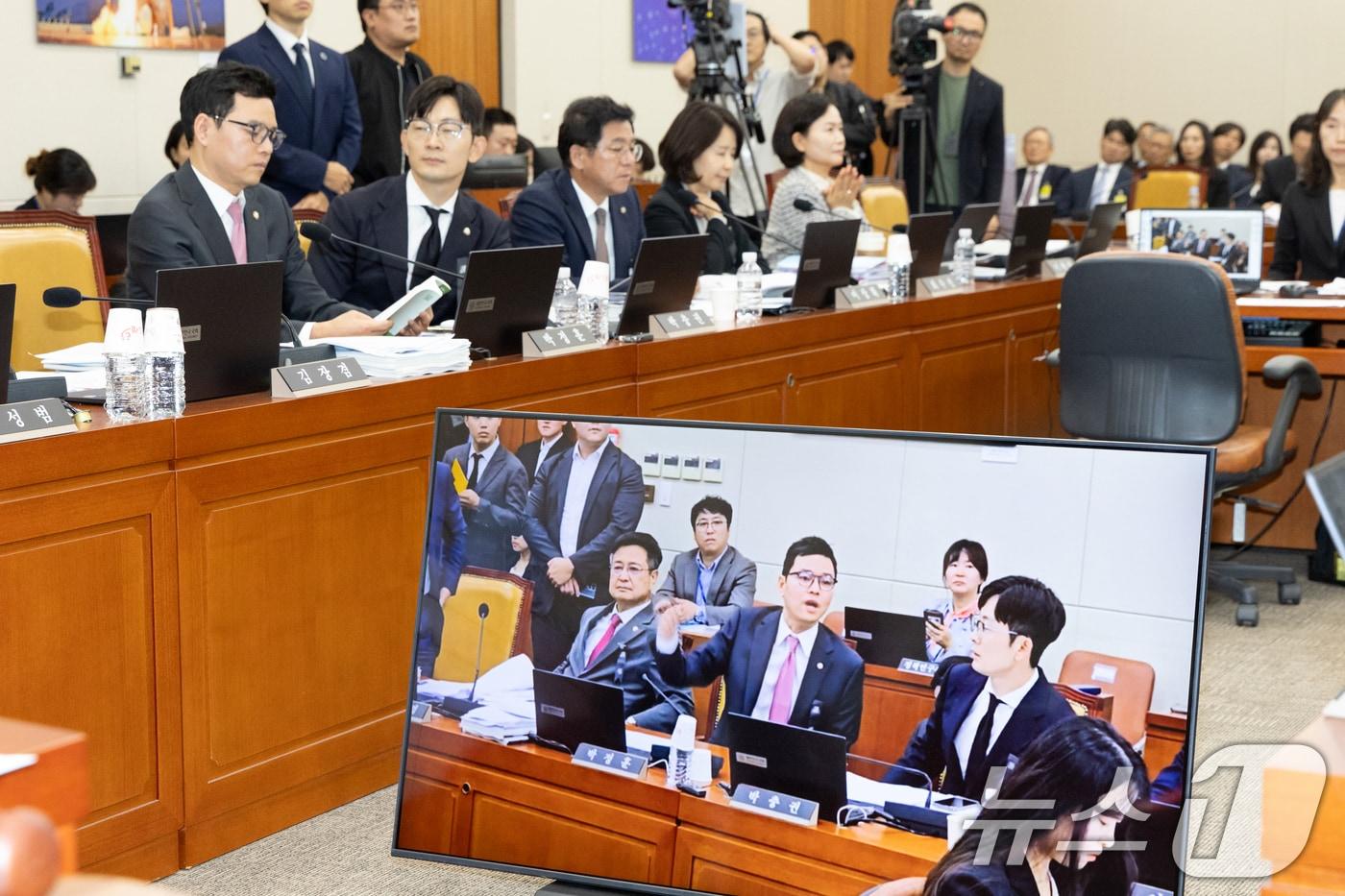 14일 서울 여의도 국회에서 열린 과학기술정보방송통신위원회 방송통신위원회 등에 대한 국정감사에서 박정훈 국민의힘 의원의 욕설 영상이 재생되고 있다. 2025.10.14/뉴스1 ⓒ News1 이승배 기자